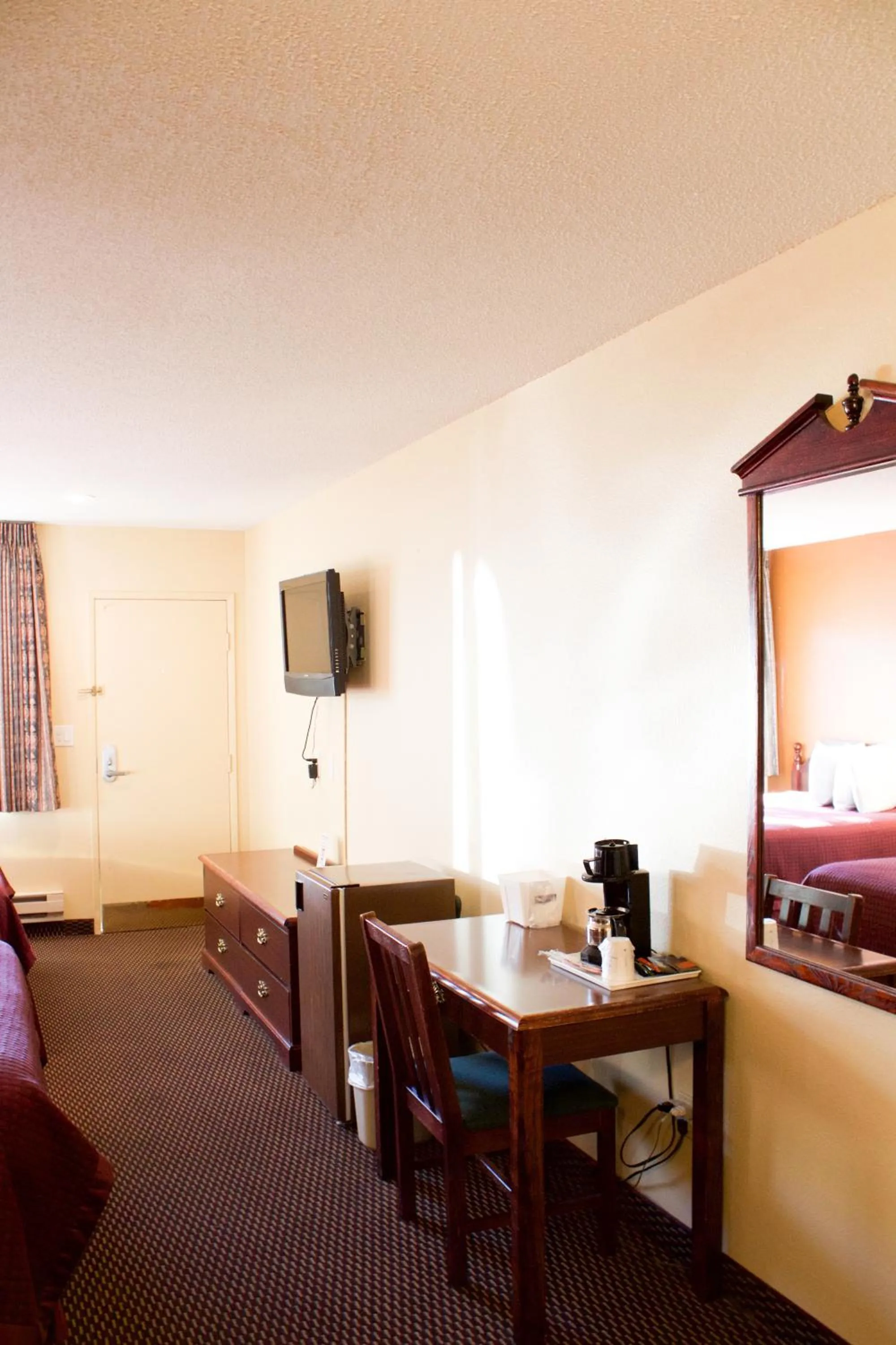 Bedroom, Bed in Knights Inn Salem