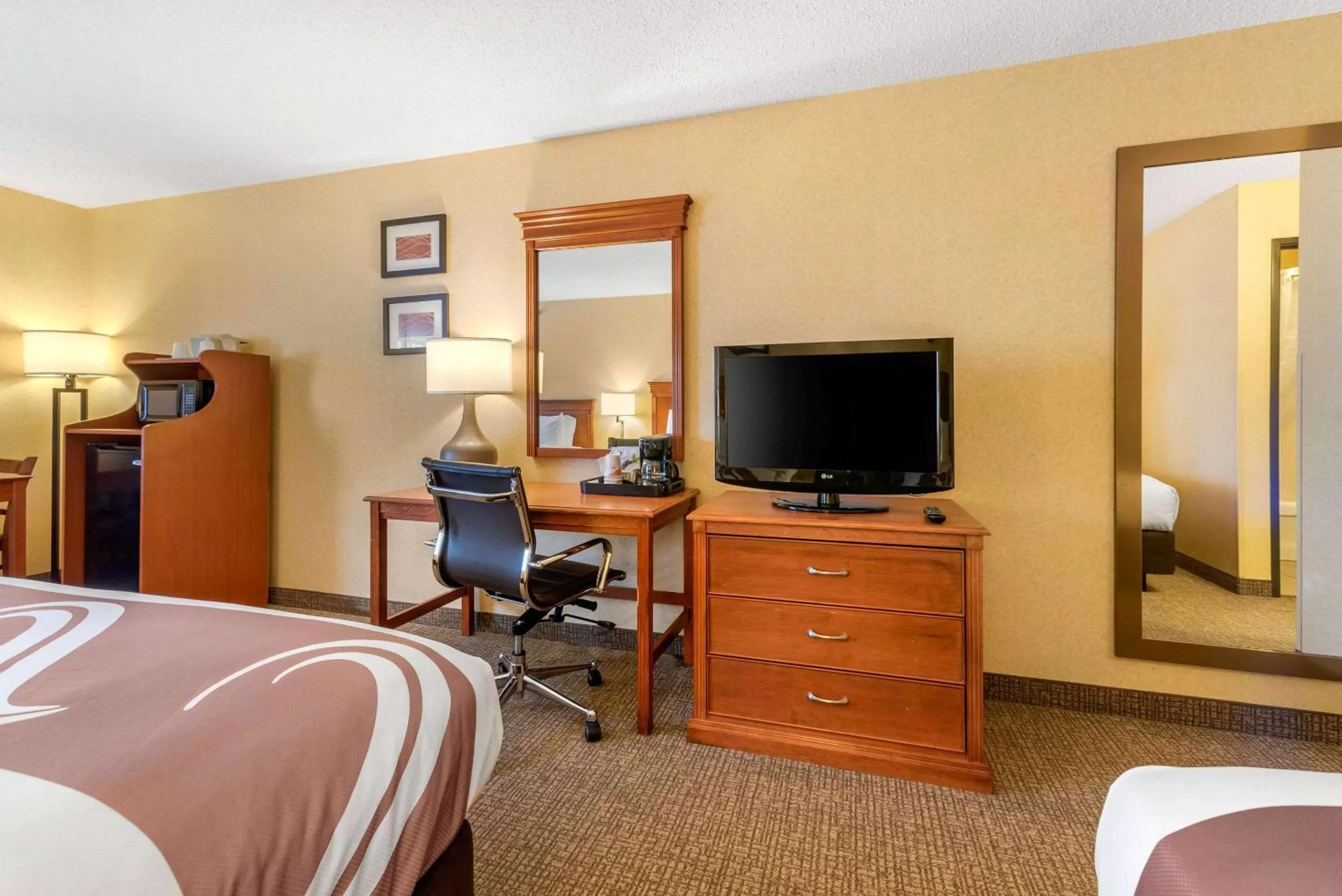 Photo of the whole room, Bed in Quality Inn Pueblo North