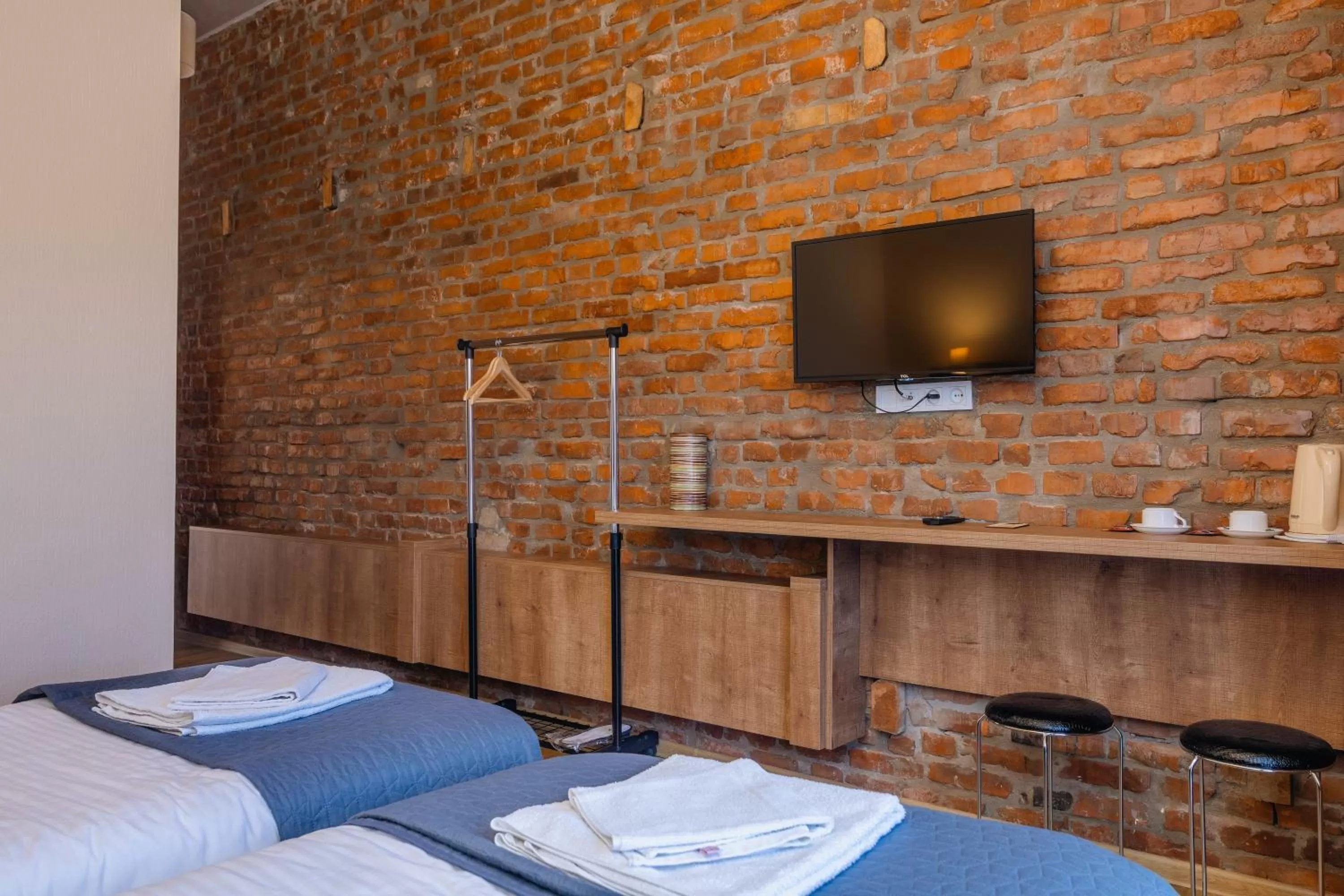 Communal lounge/ TV room, TV/Entertainment Center in Hotel Green Town