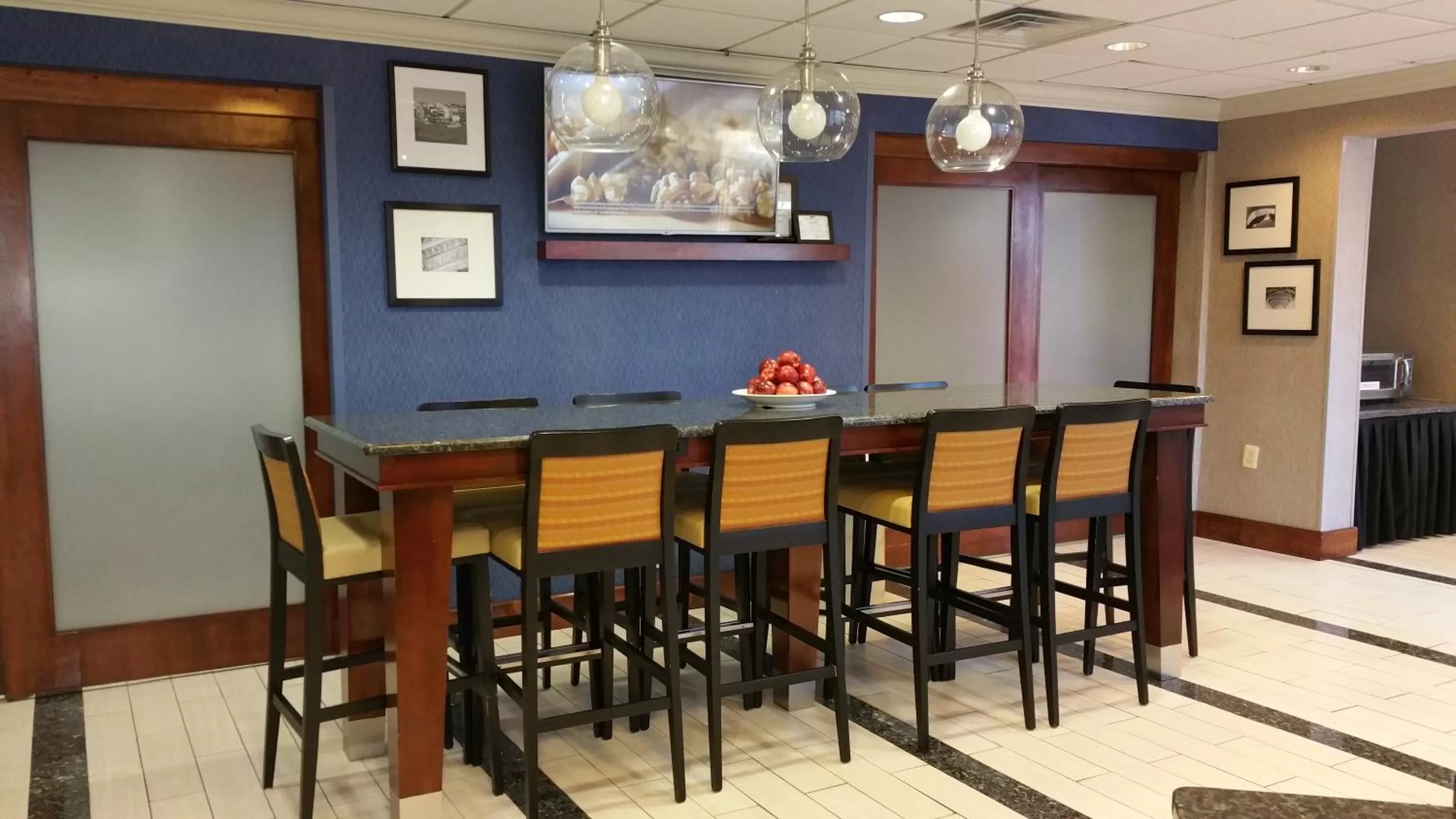Lounge or bar in Wingate by Wyndham Springfield