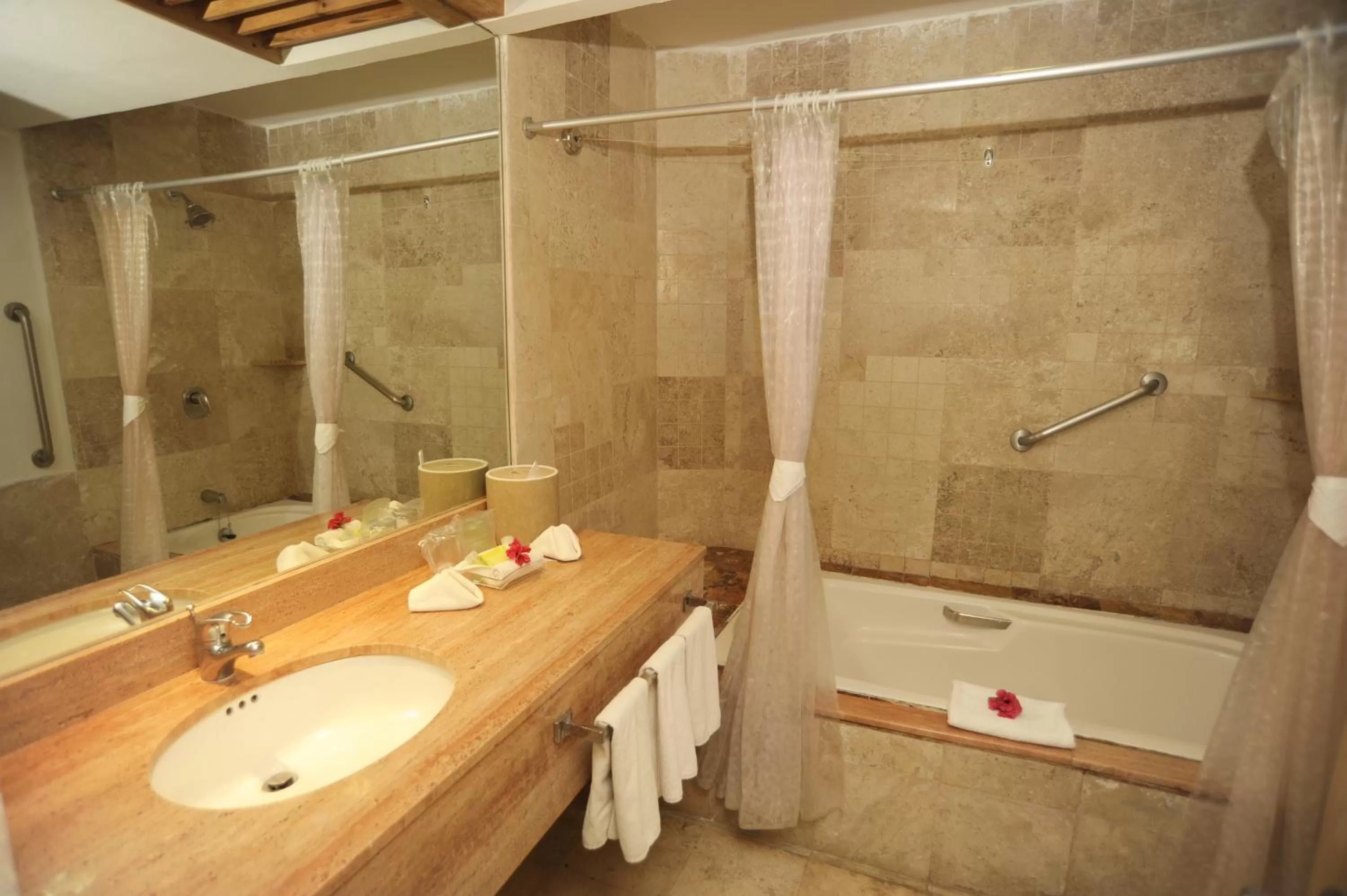 Photo of the whole room in Gamma Plaza Ixtapa