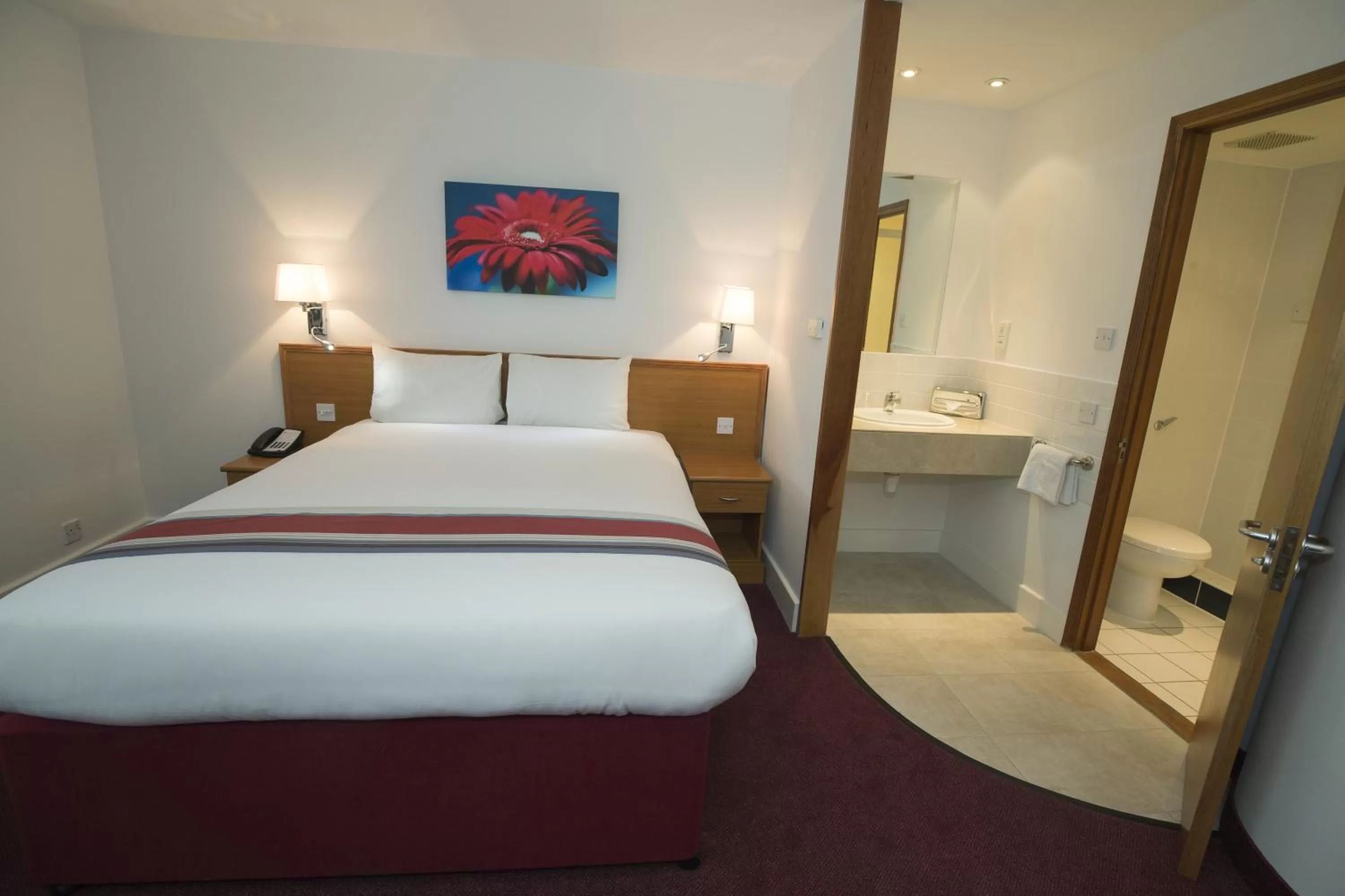 Photo of the whole room, Bed in Ramada Cambridge