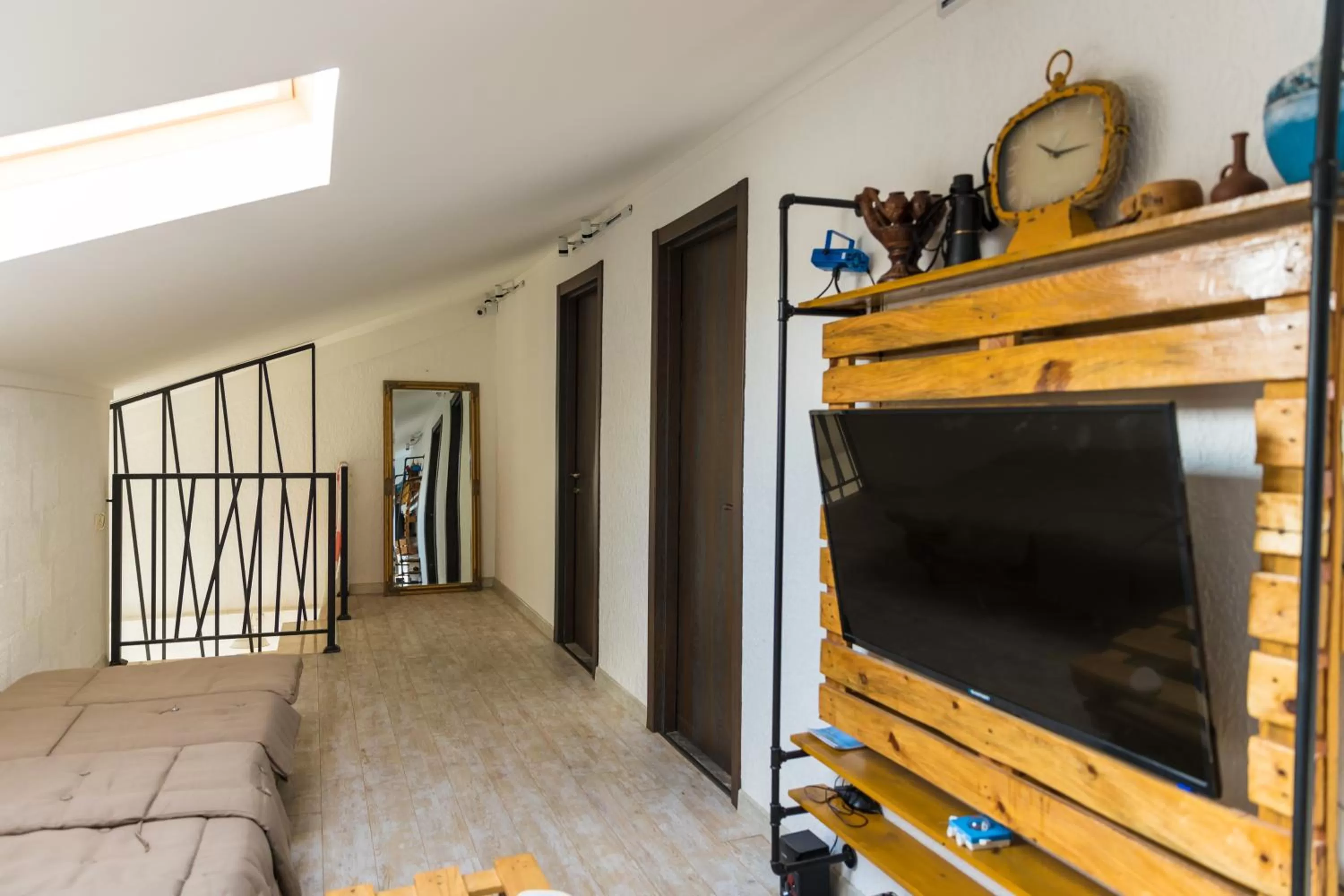 Communal lounge/ TV room, TV/Entertainment Center in TJ GARDENS