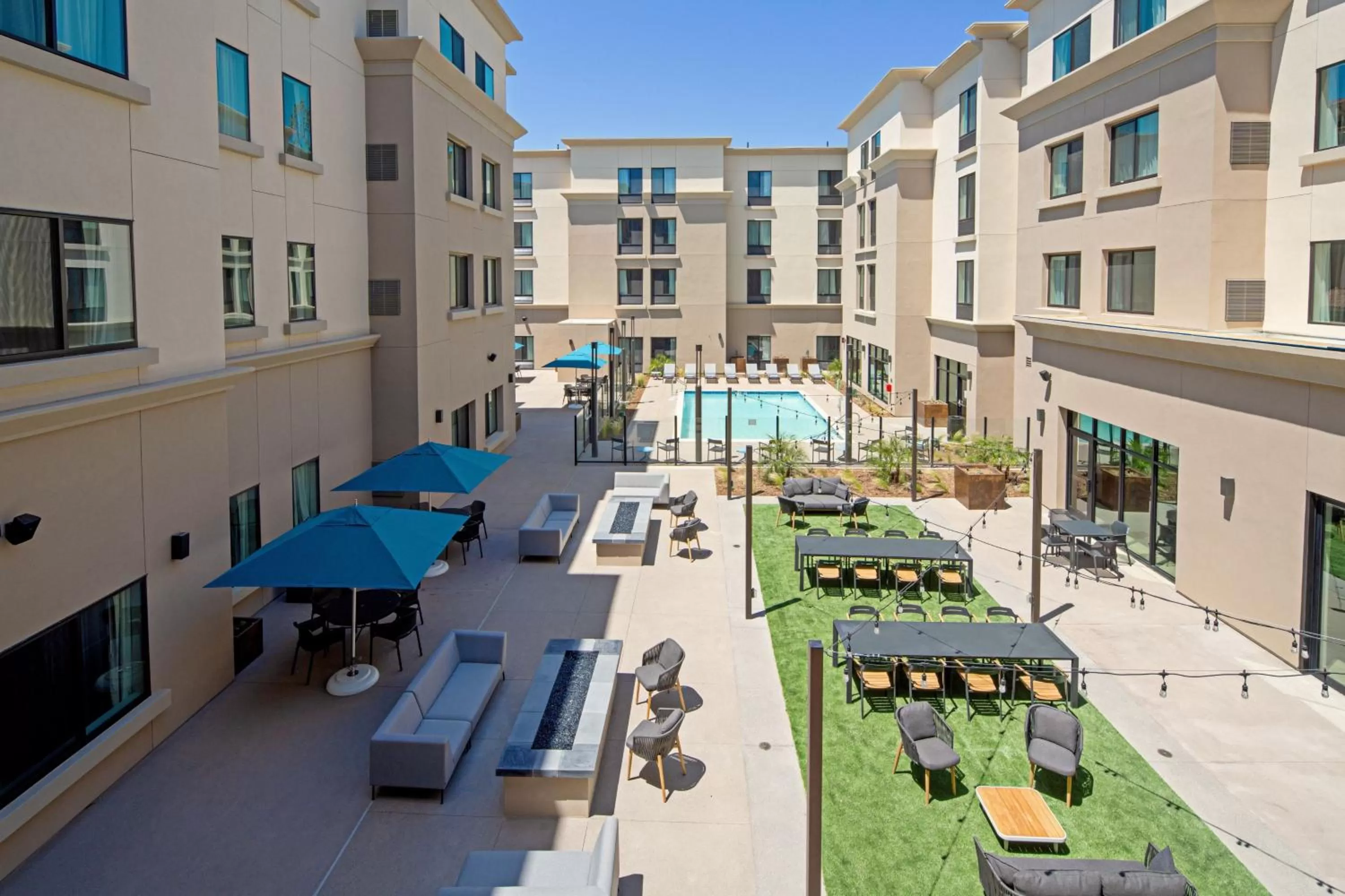 Swimming pool in Residence Inn by Marriott Valencia
