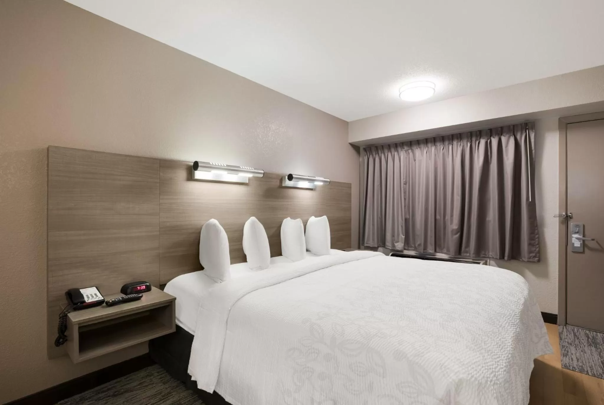 Bedroom, Bed in Red Roof Inn PLUS+ Chicago - Naperville