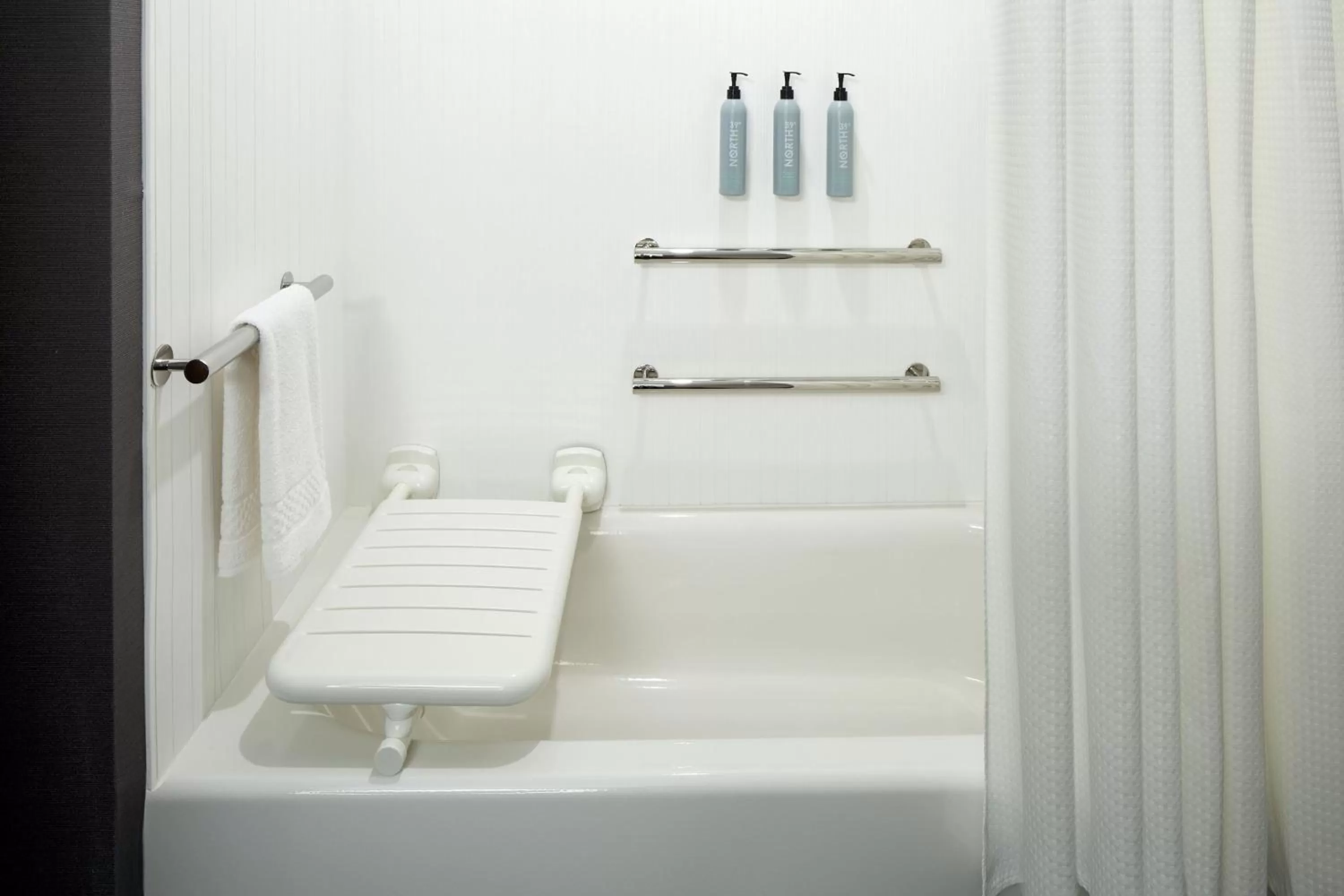 Photo of the whole room in Courtyard Montreal Midtown