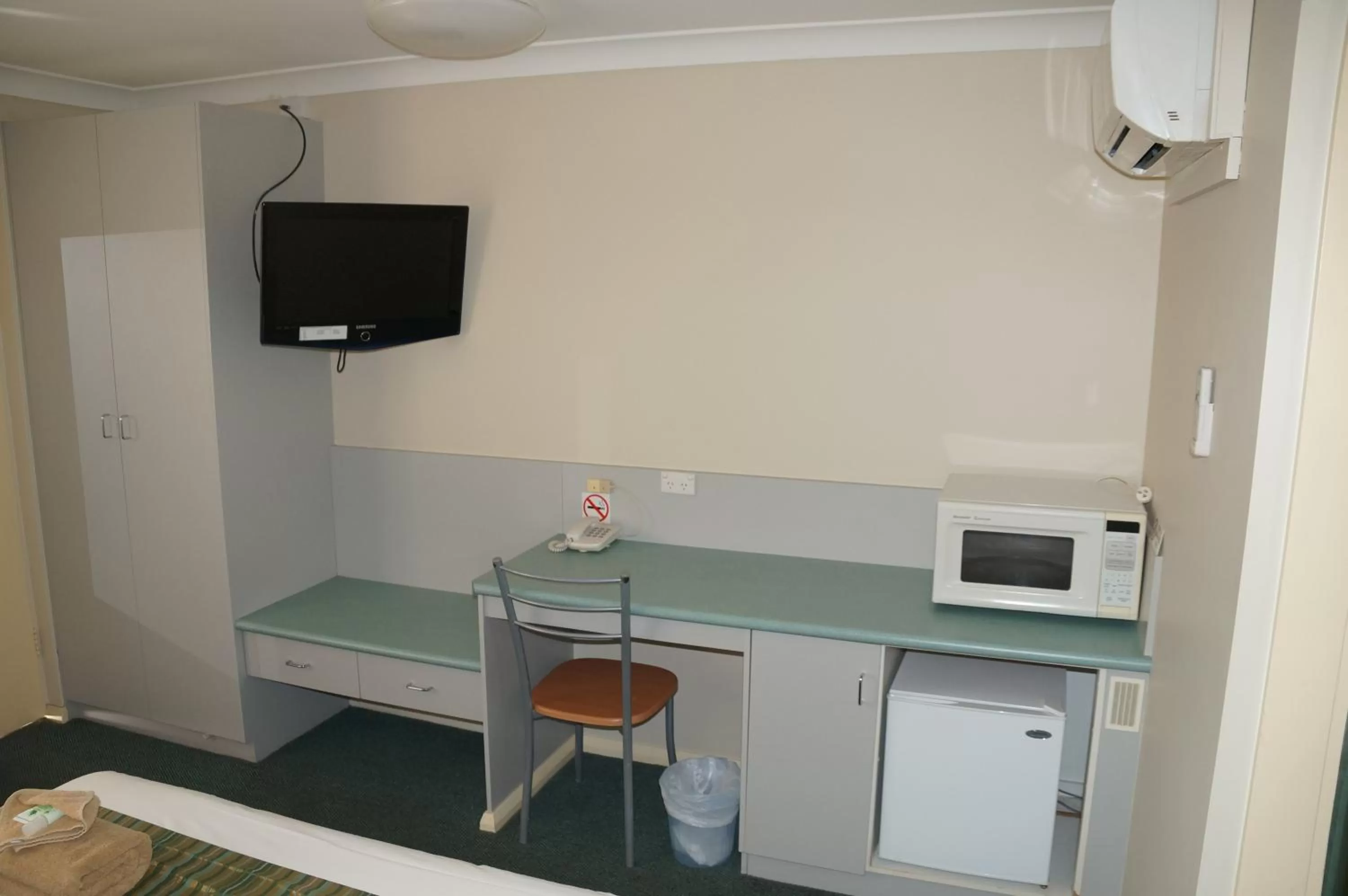 Kitchen or kitchenette in Green Gables Motel