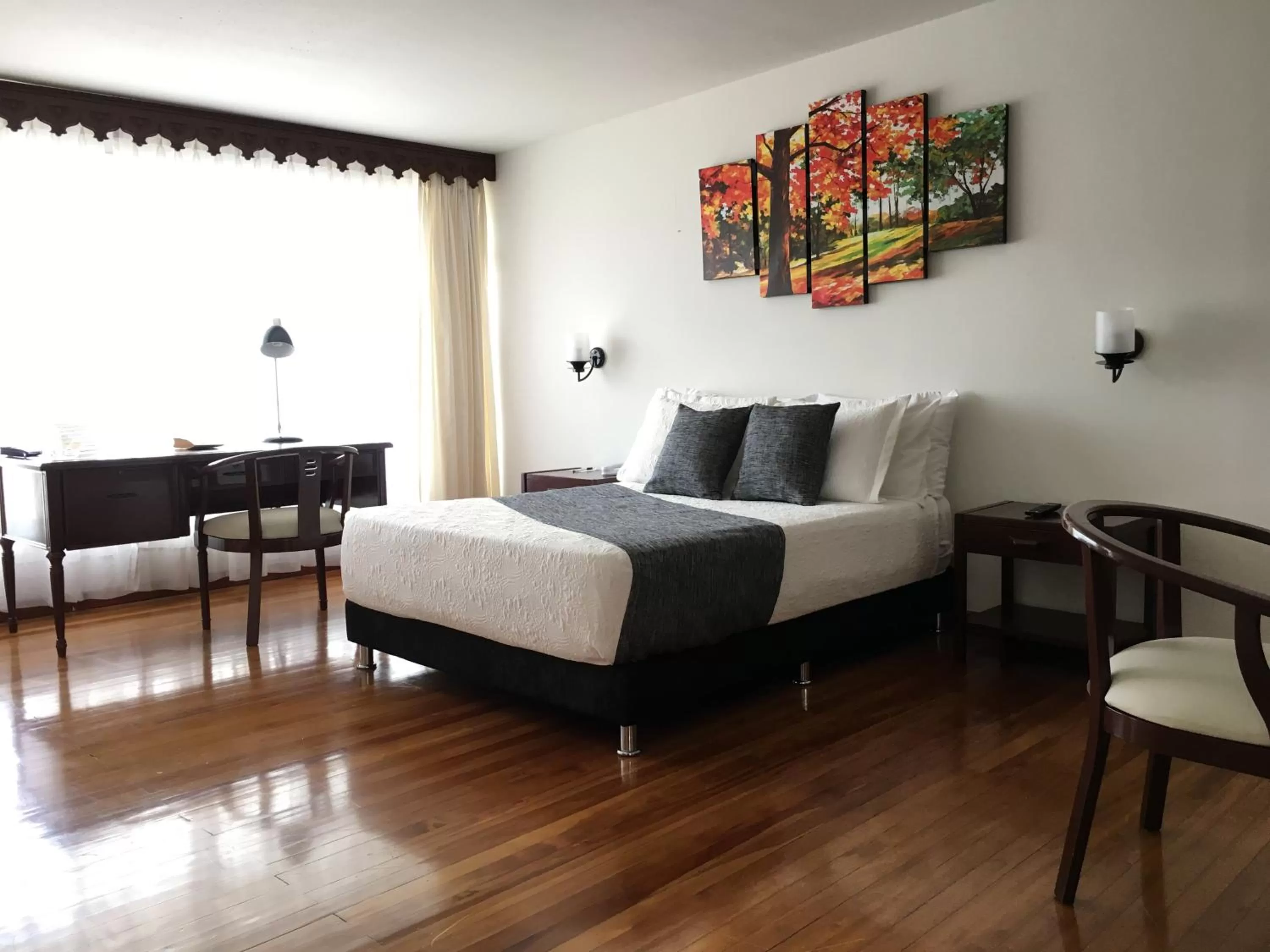 Photo of the whole room, Seating Area in Hotel Regine's Manizales