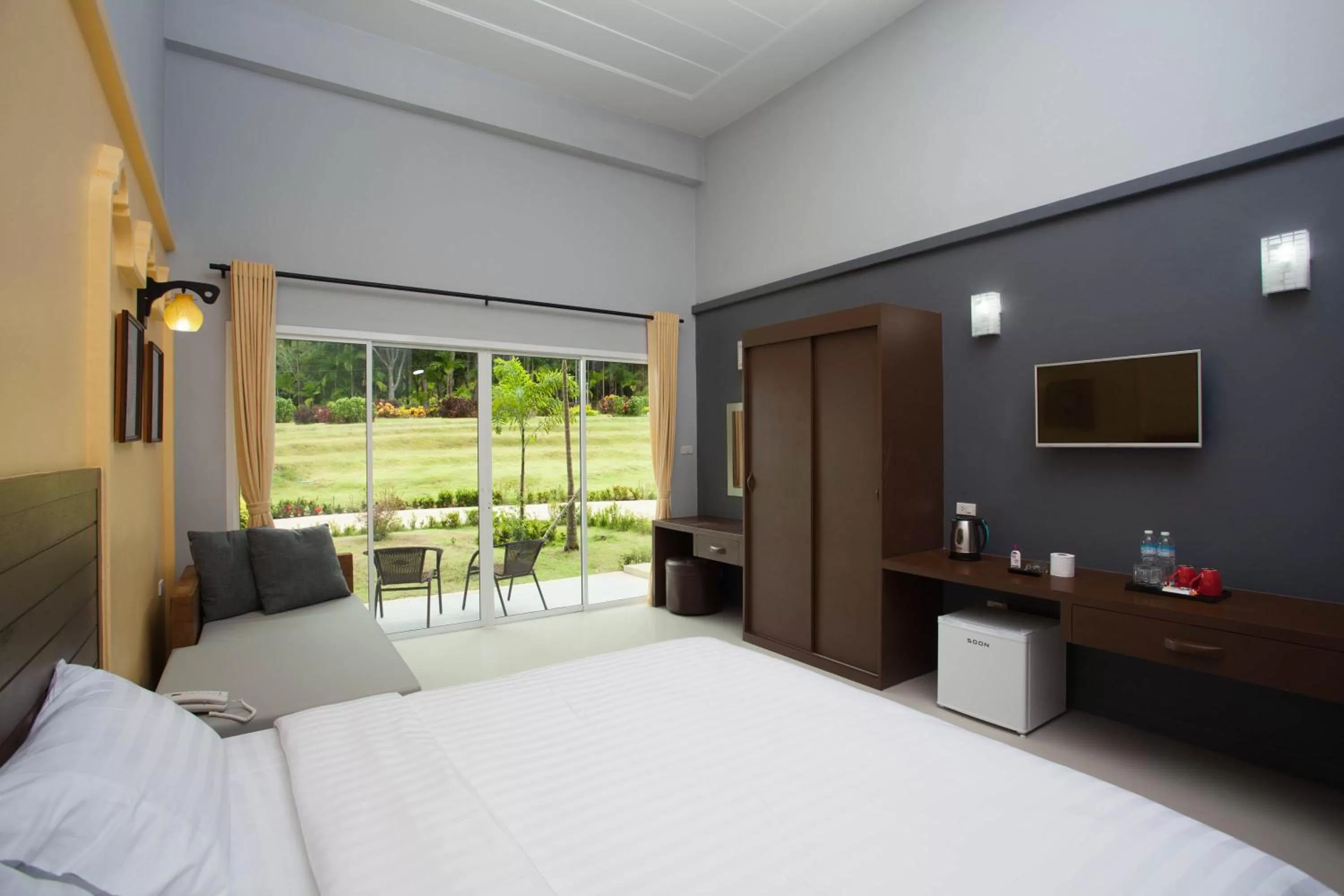 TV and multimedia, Bed in Arawan Beach Resort Krabi