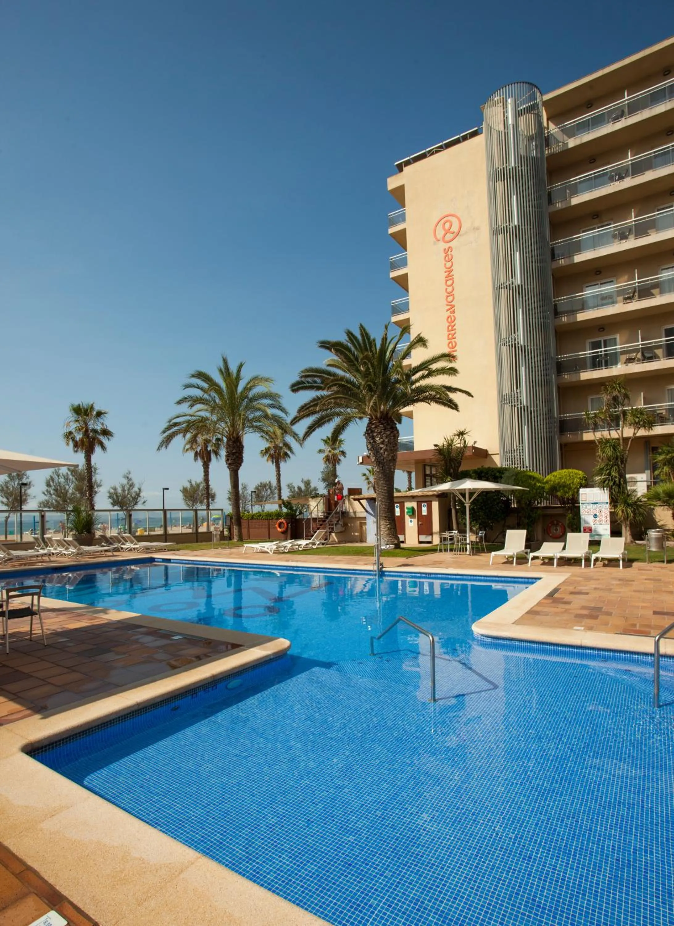 Property building in Hotel Monterrey Roses by Pierre & Vacances