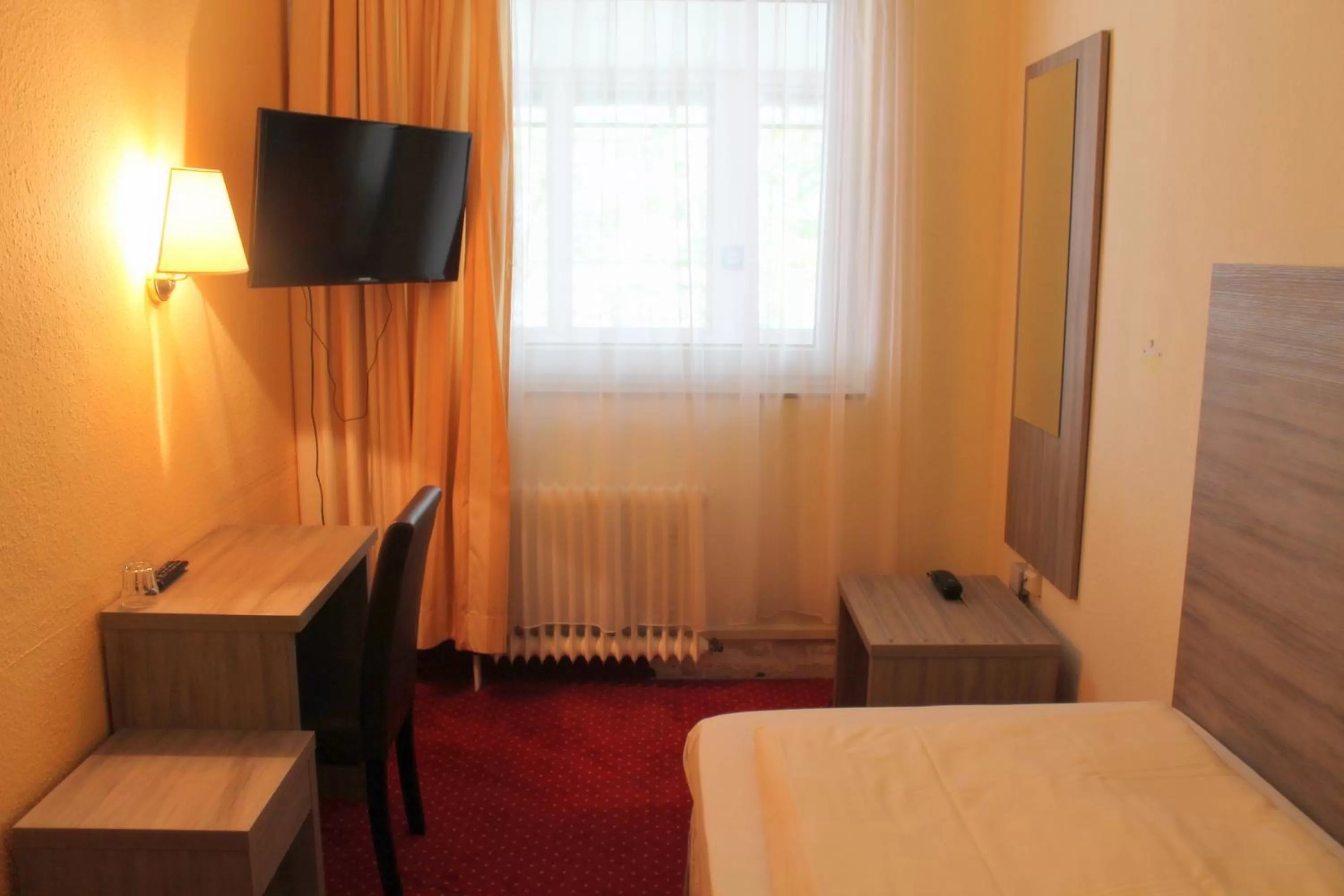 TV and multimedia, TV/Entertainment Center in Hotel Lorien