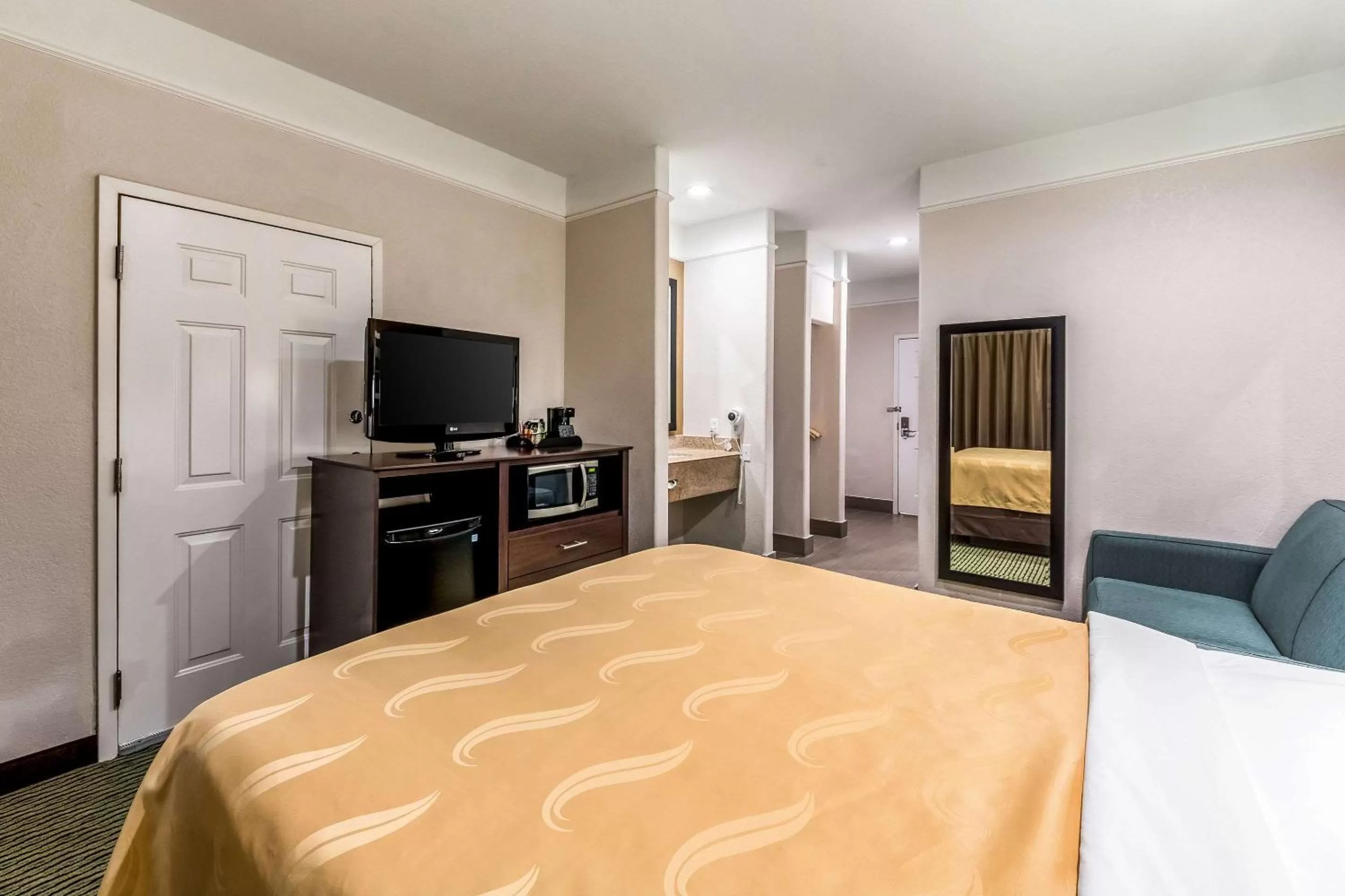Photo of the whole room, Bed in Quality Inn & Suites SeaWorld North