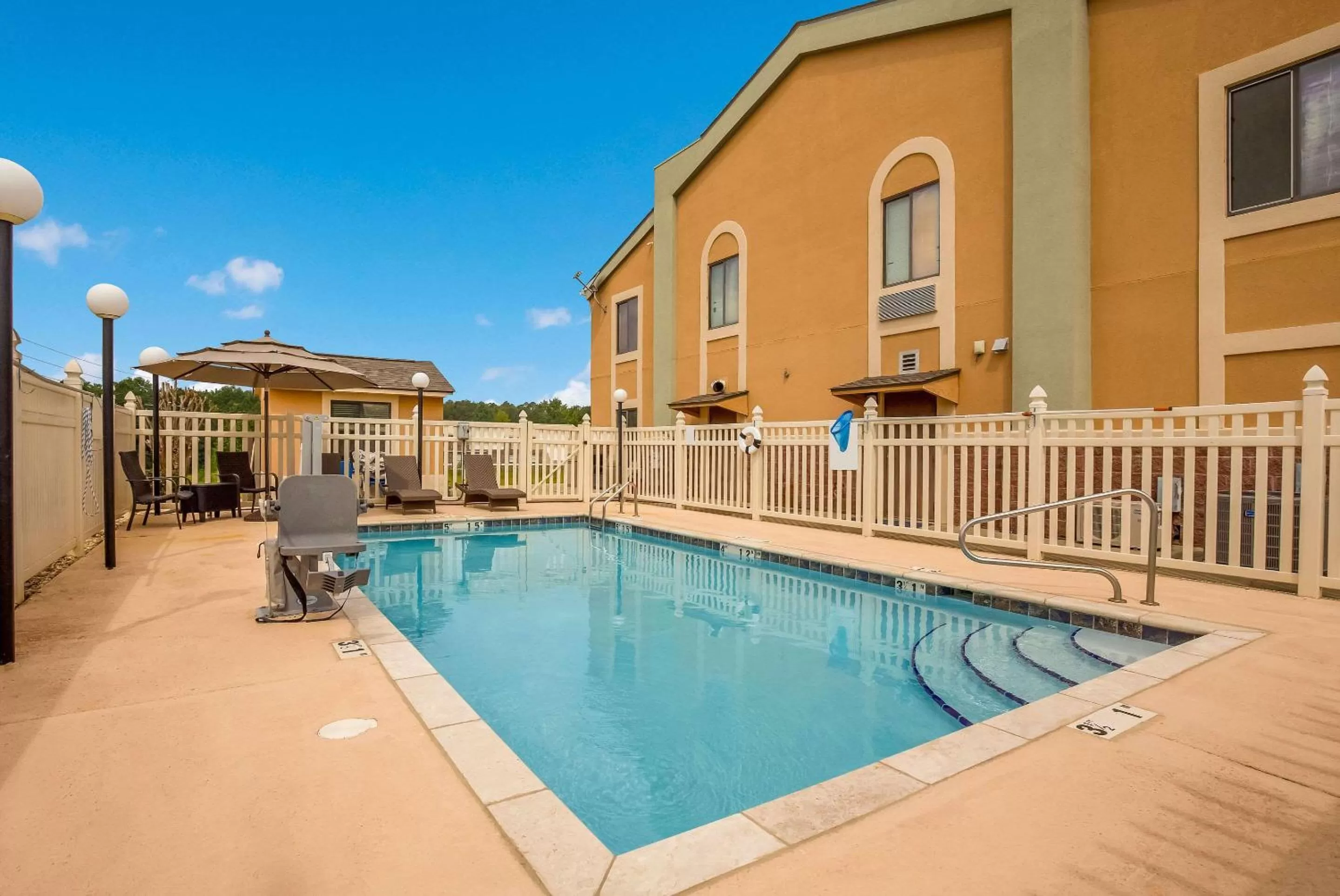 Swimming pool in Quality Inn Thomasville-Northpark