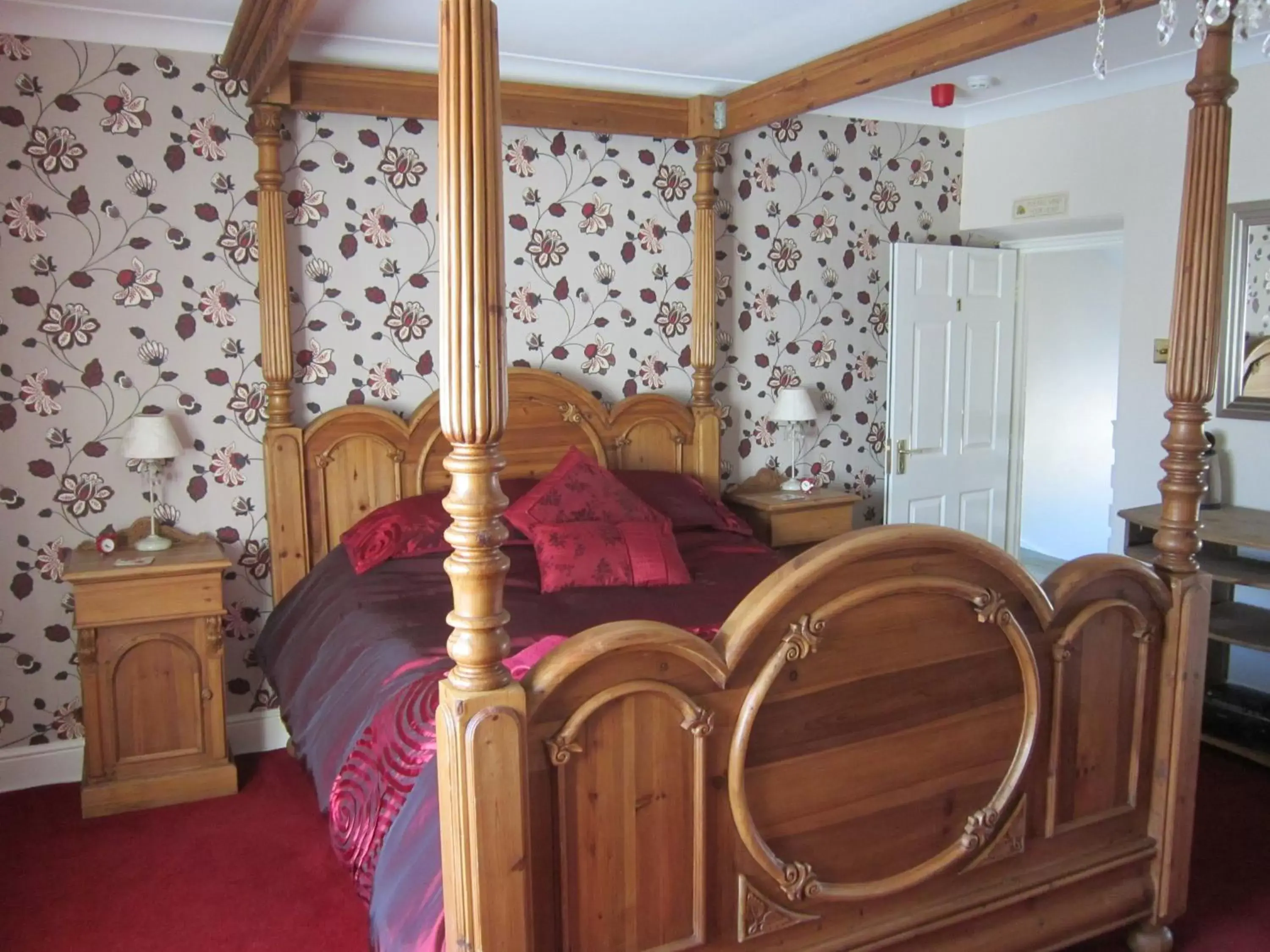 Deluxe King Room with Four Poster Bed in The Sycamore Tree Deluxe King Room with Four Poster Bed in The Sycamore Tree