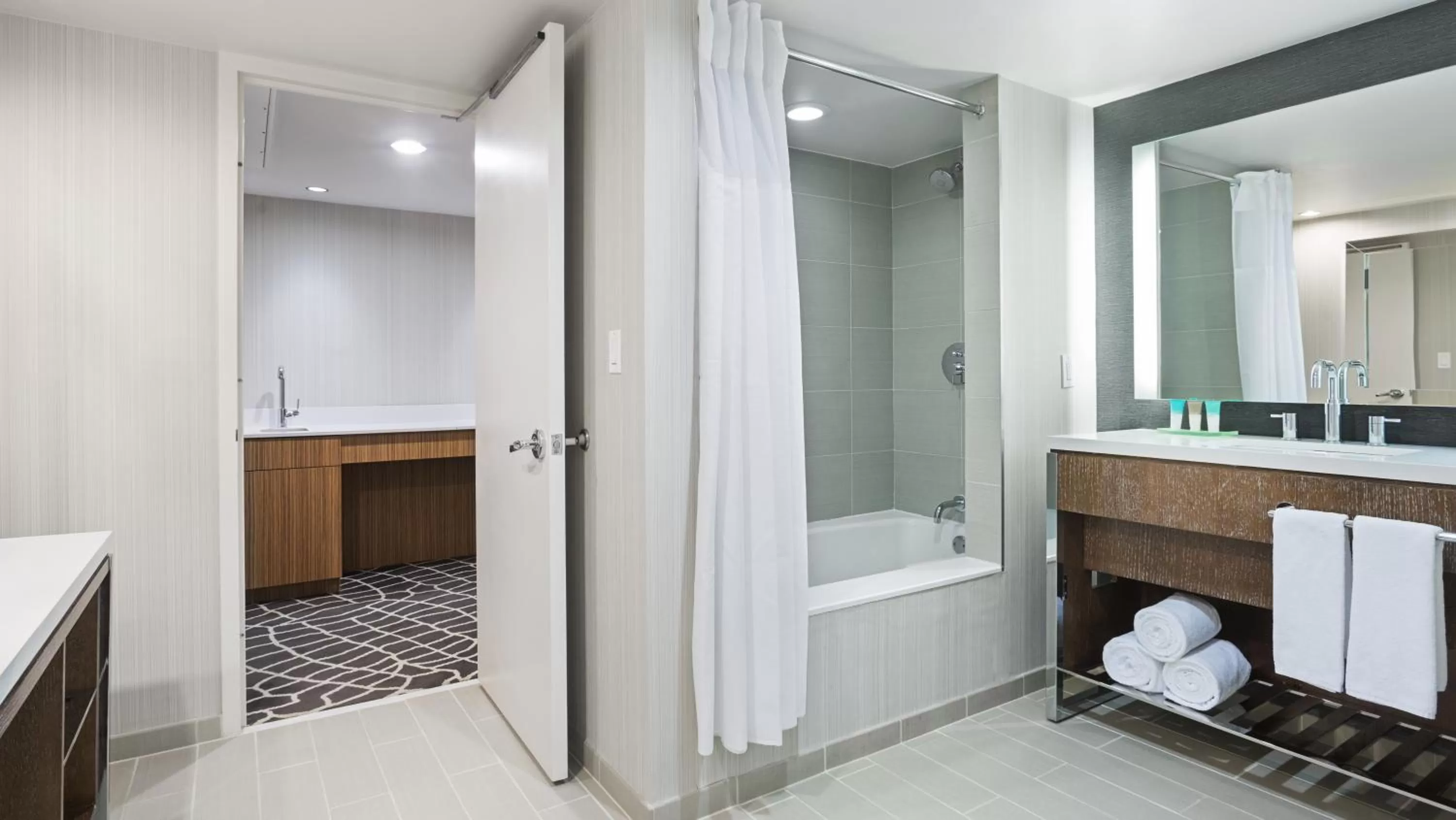 Bathroom, Bed in Hyatt Regency Princeton