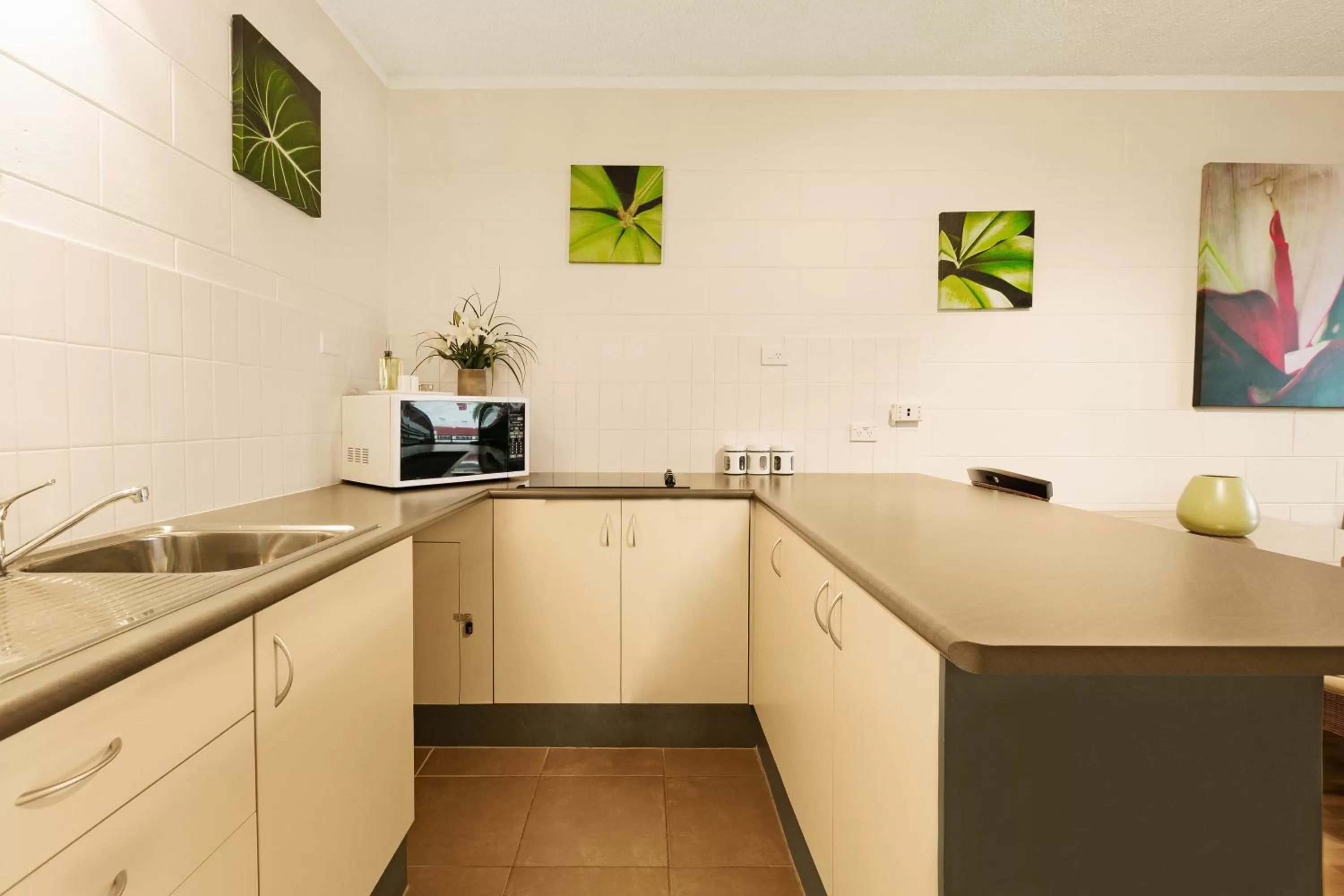 Kitchen or kitchenette in Cascade Gardens