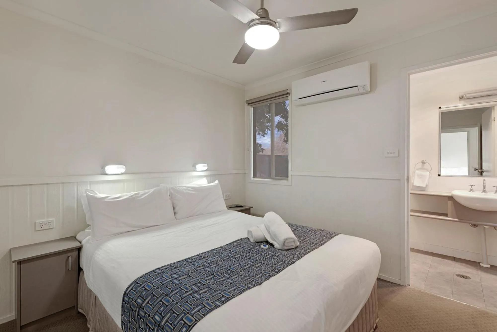 Bedroom, Bed in Discovery Parks - Dubbo