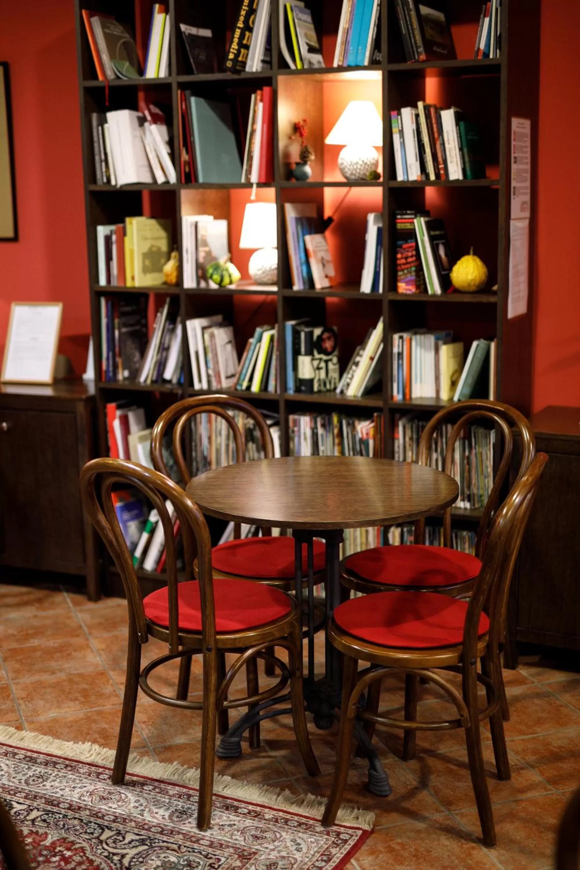 Entertainment, Library in Art Garni Hotel