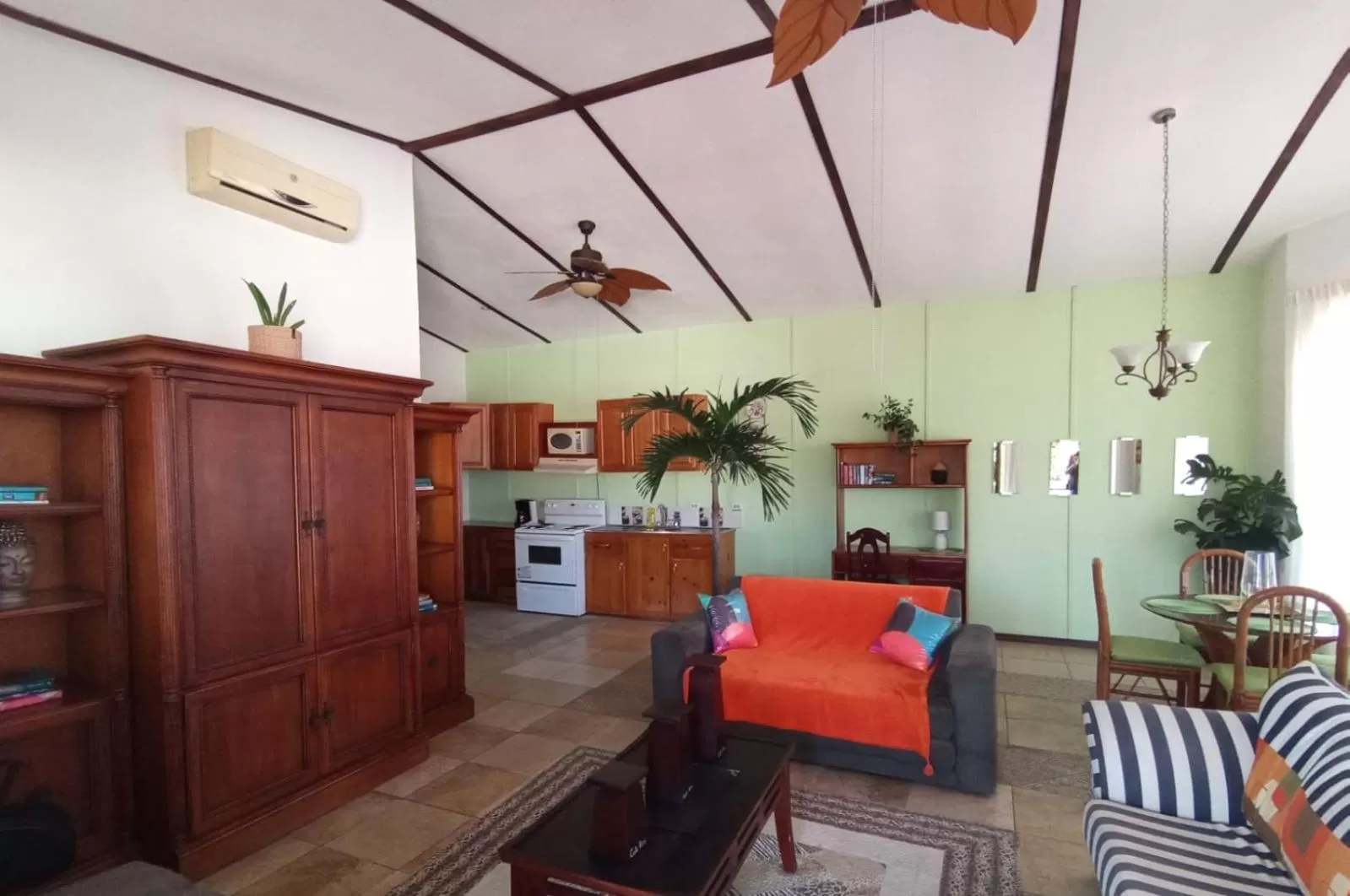 Kitchen or kitchenette, Seating Area in Nirvana Apartament Hostal