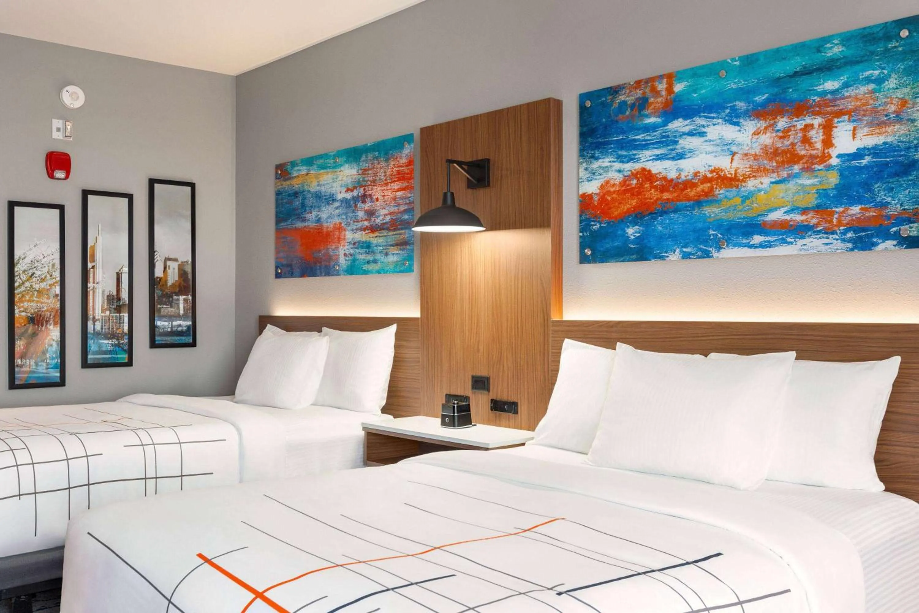 Photo of the whole room, Bed in La Quinta Inn & Suites by Wyndham Mount Laurel Moorestown