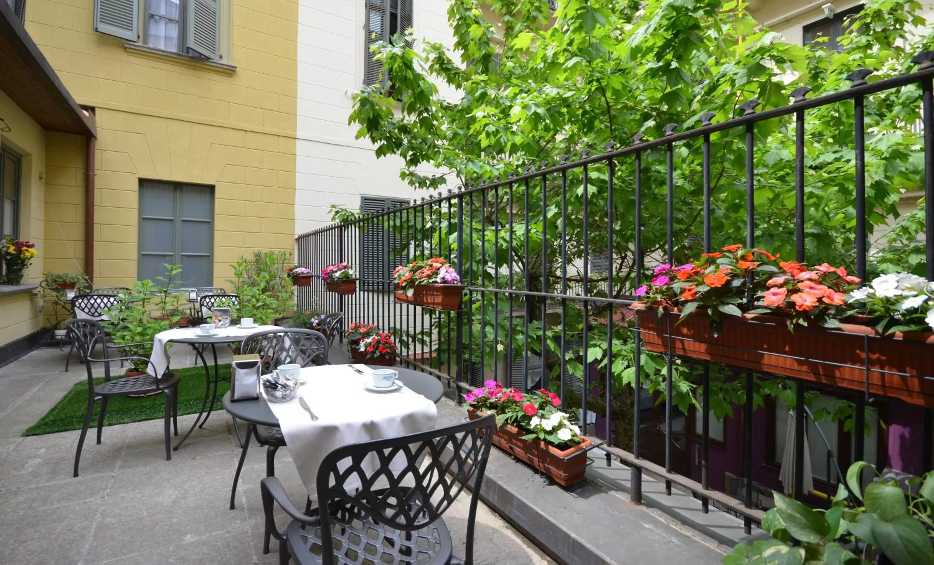 Patio in Hotel Roma e Rocca Cavour