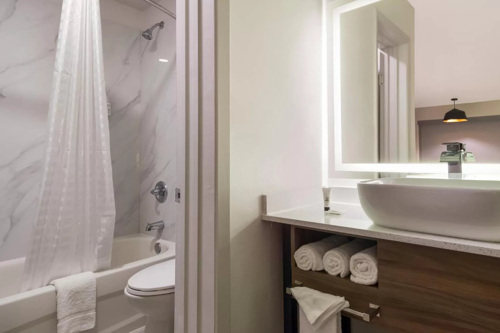 Shower in Signature Inn Houston Galleria