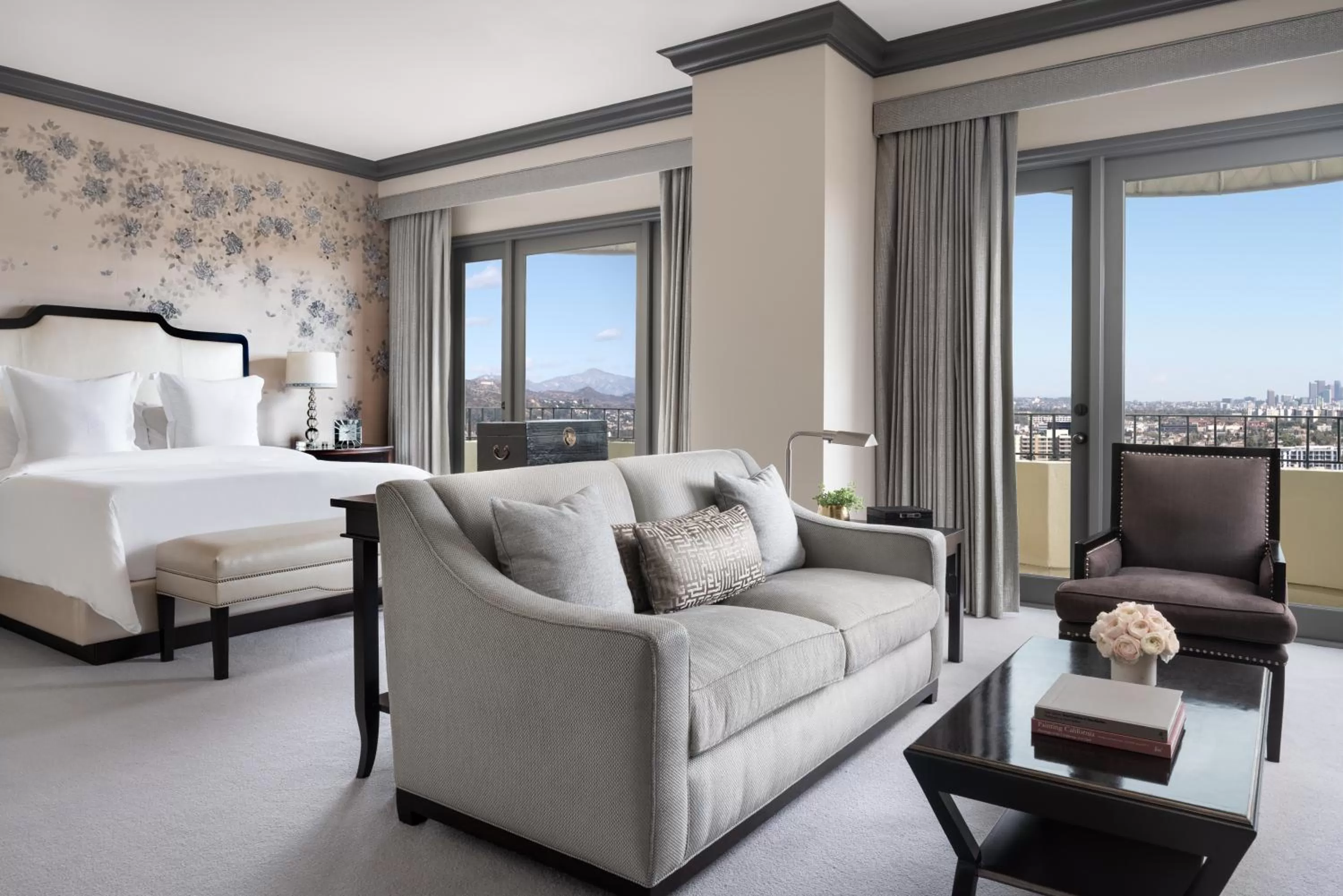 Seating area, Bed in Four Seasons Hotel Los Angeles at Beverly Hills