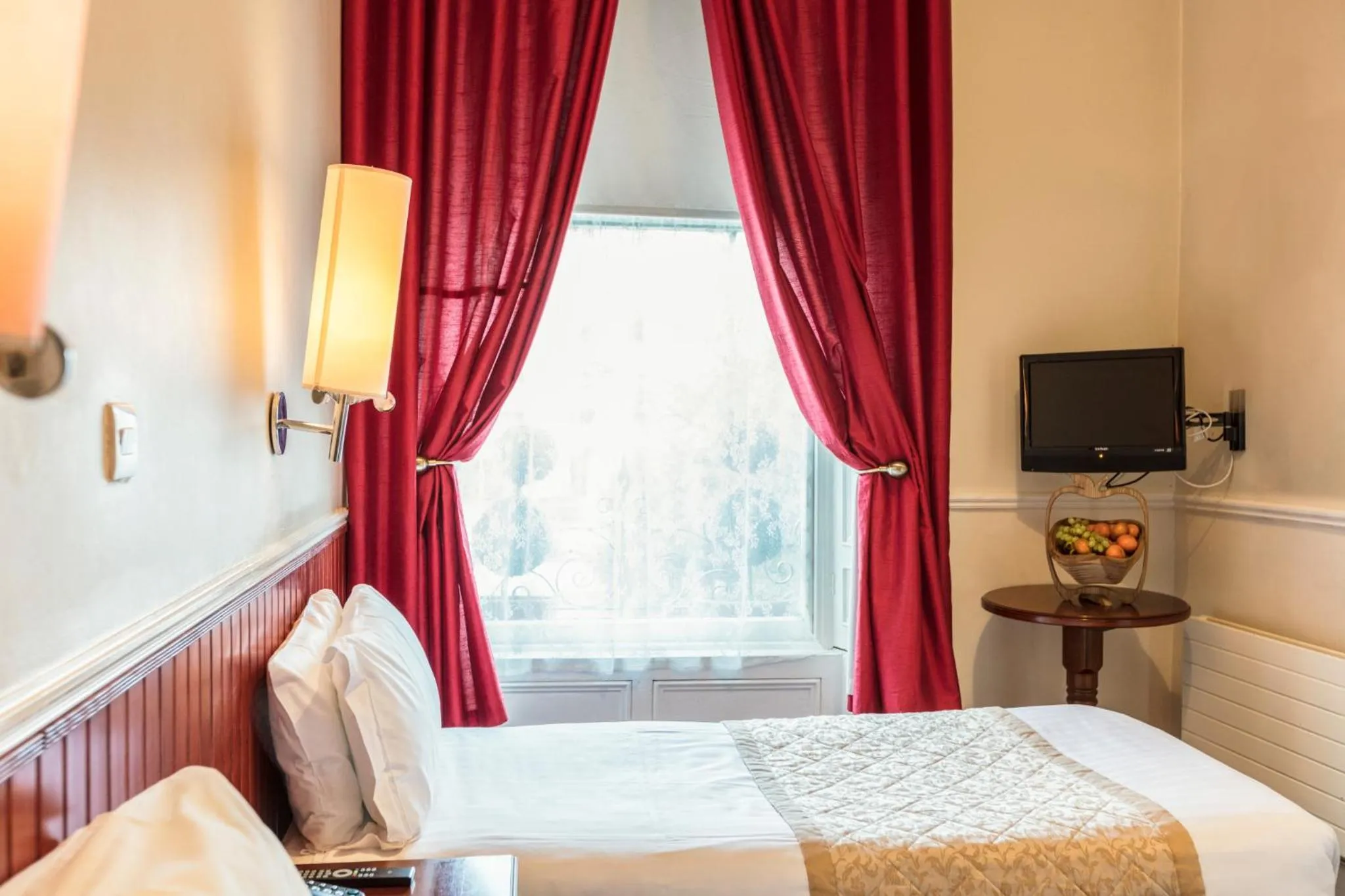 Photo of the whole room, Bed in The Lansdowne Hotel