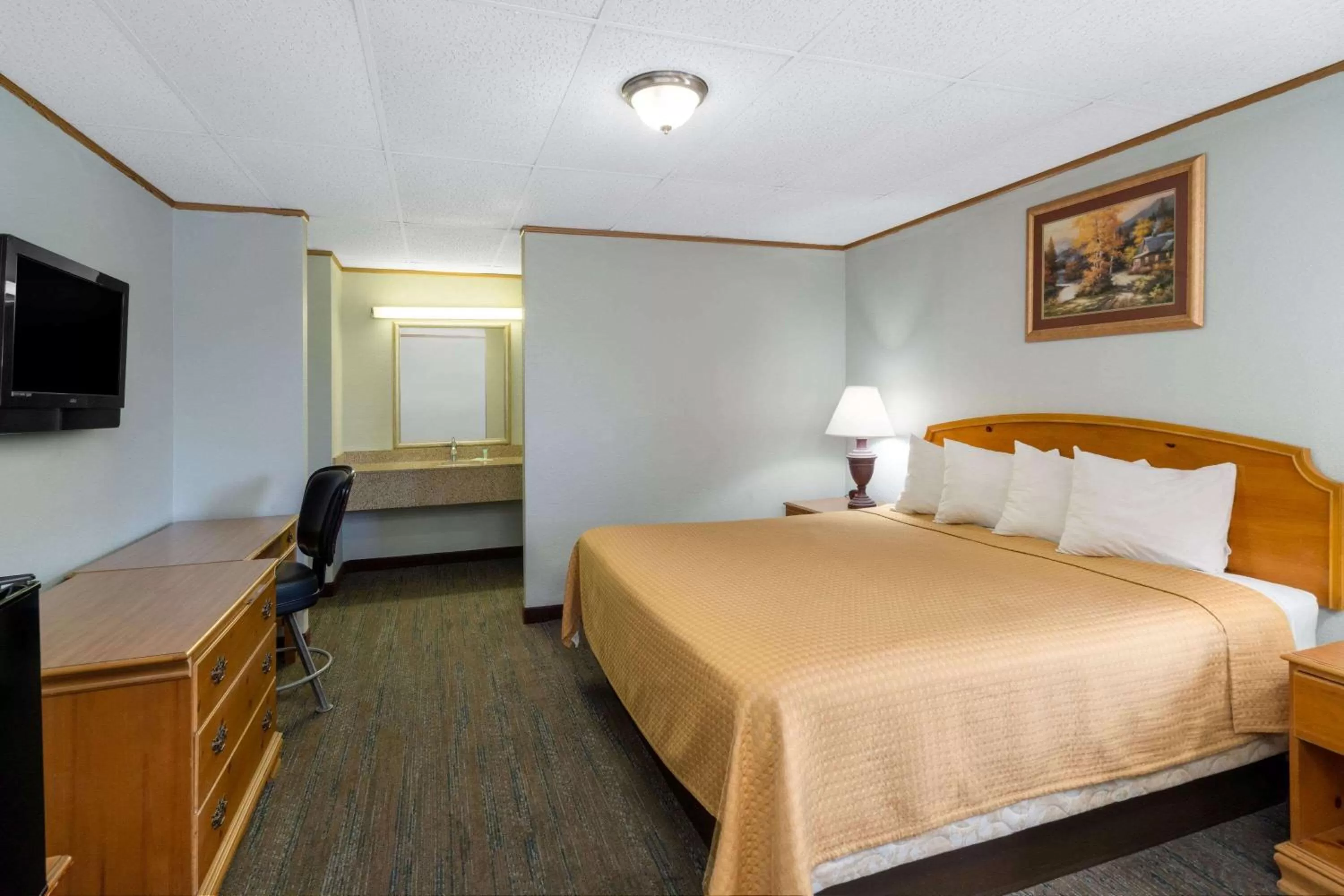 Photo of the whole room, Bed in Pigeon Forge Parkway Inn