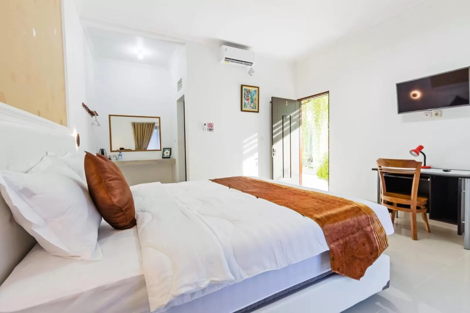 Photo of the whole room, Bed in Kesari Glory Nusa Penida by GenuineHost