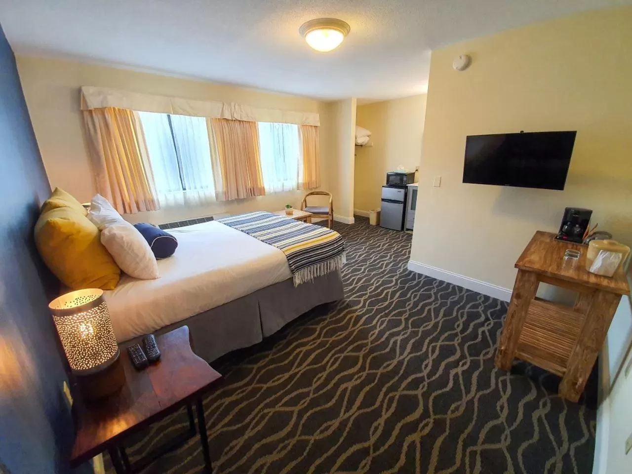 Photo of the whole room, Bed in PIER BLUE INN Old Saybrook - Essex