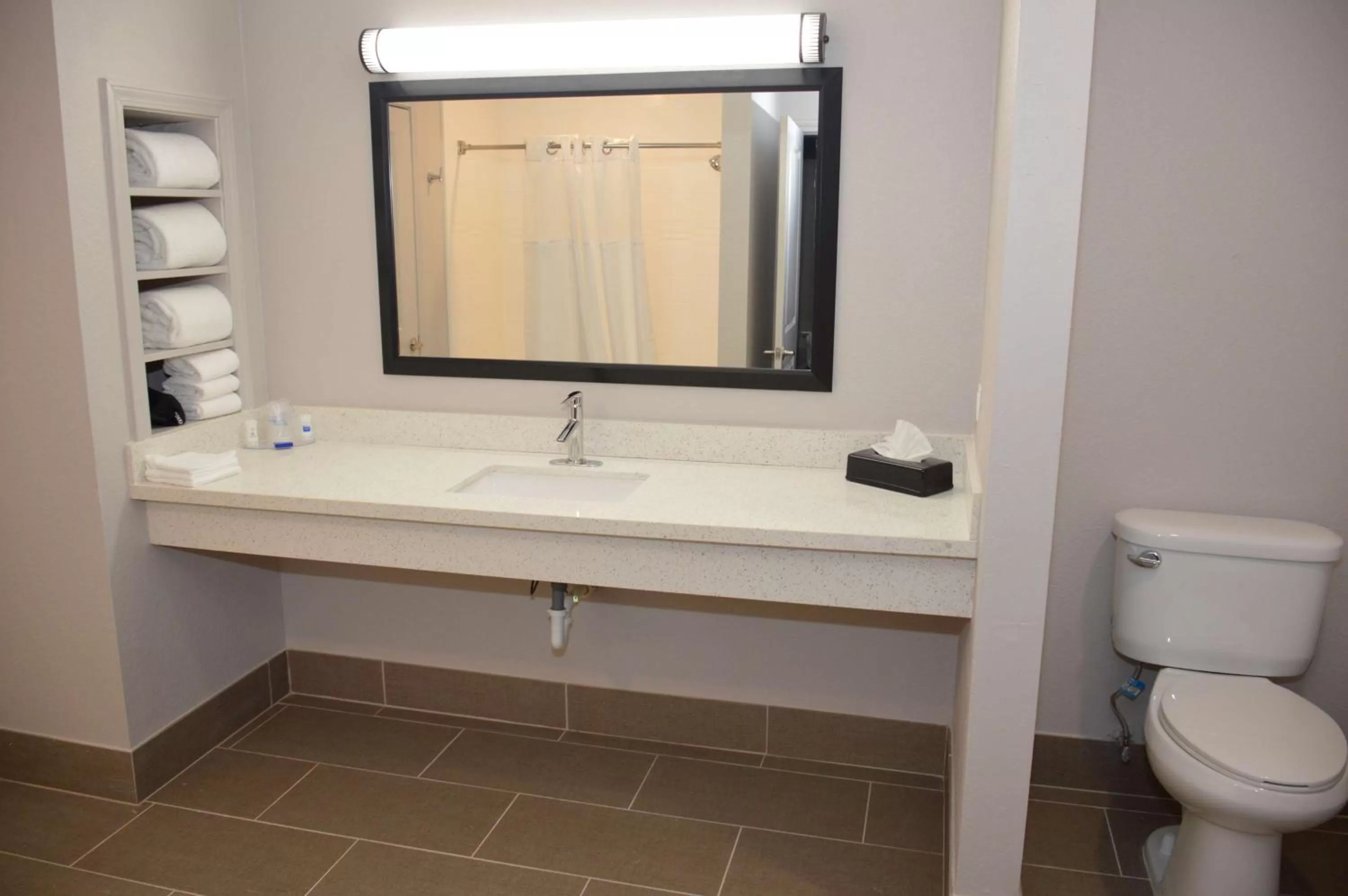 Bathroom in Best Western Plus Longview – University Hotel