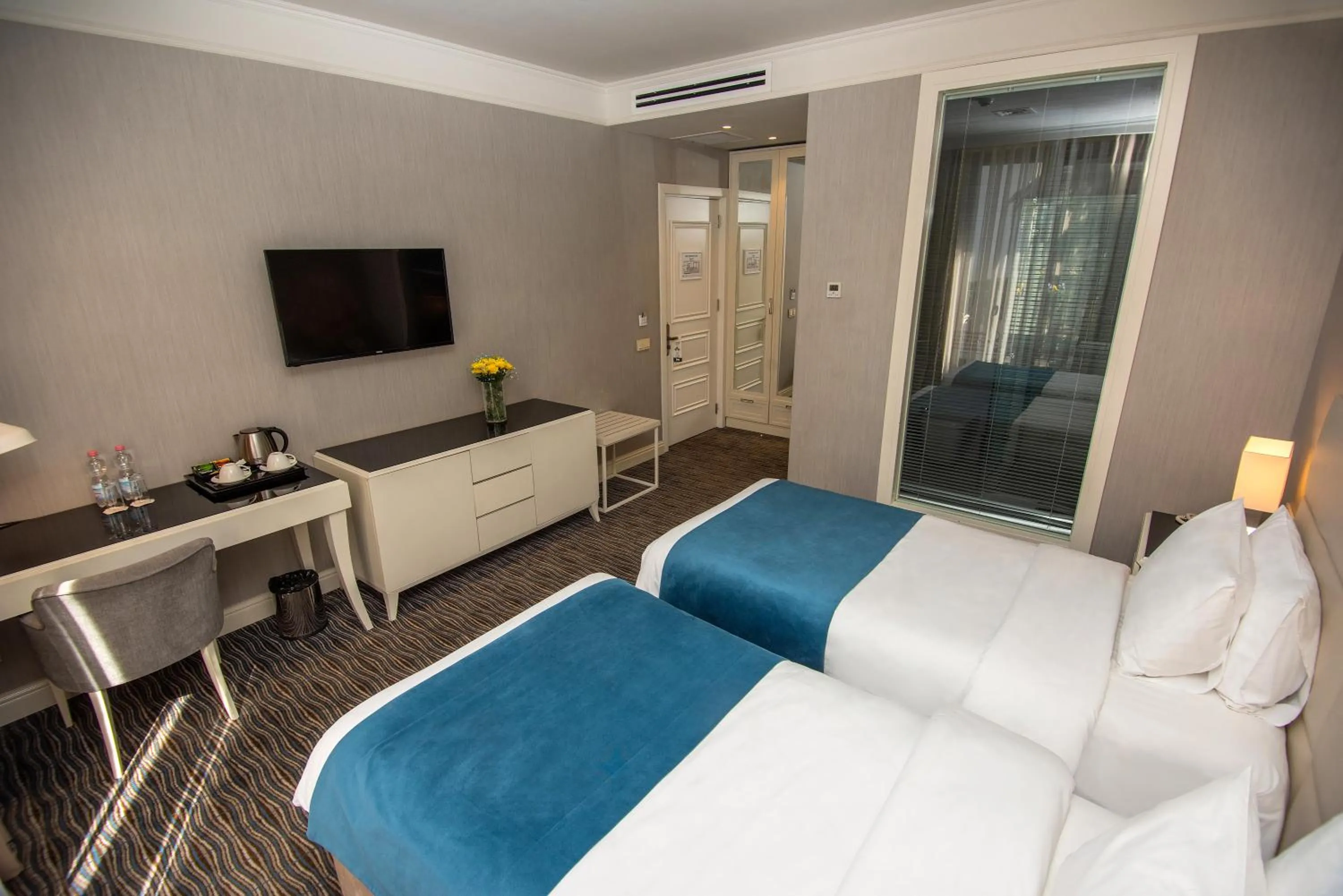 Bedroom, Bed in City Avenue Hotel