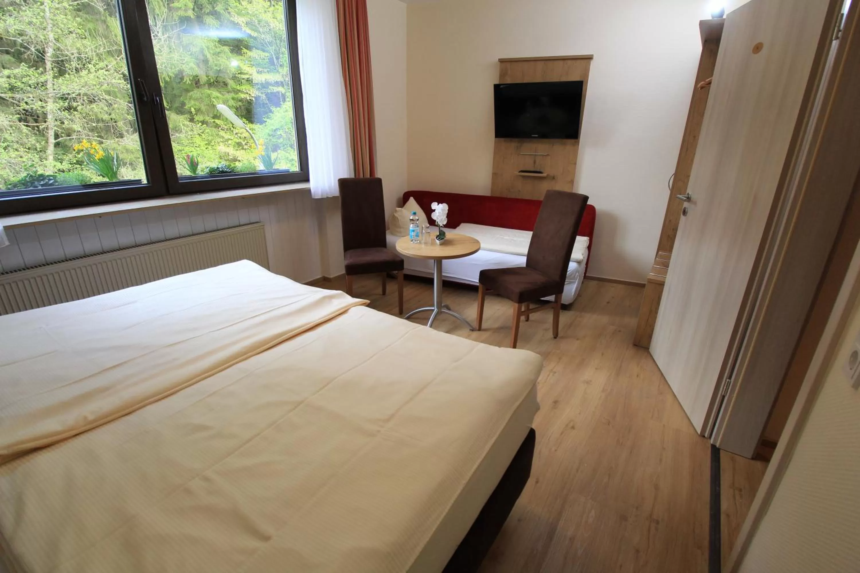 Bed in Waldhotel Albachmühle mit Albacher Stuben