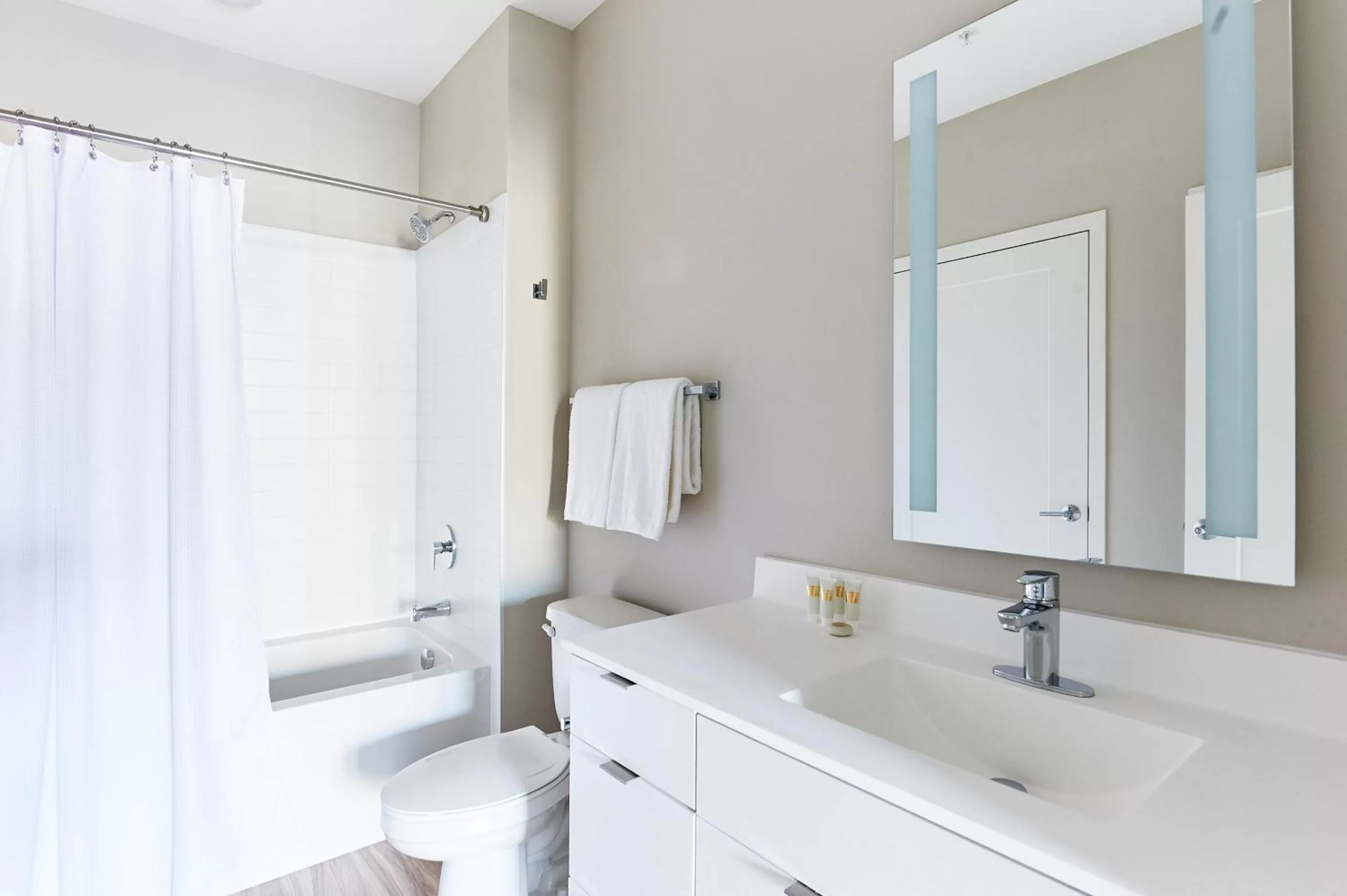 Living room, Bathroom in Sonder at East End