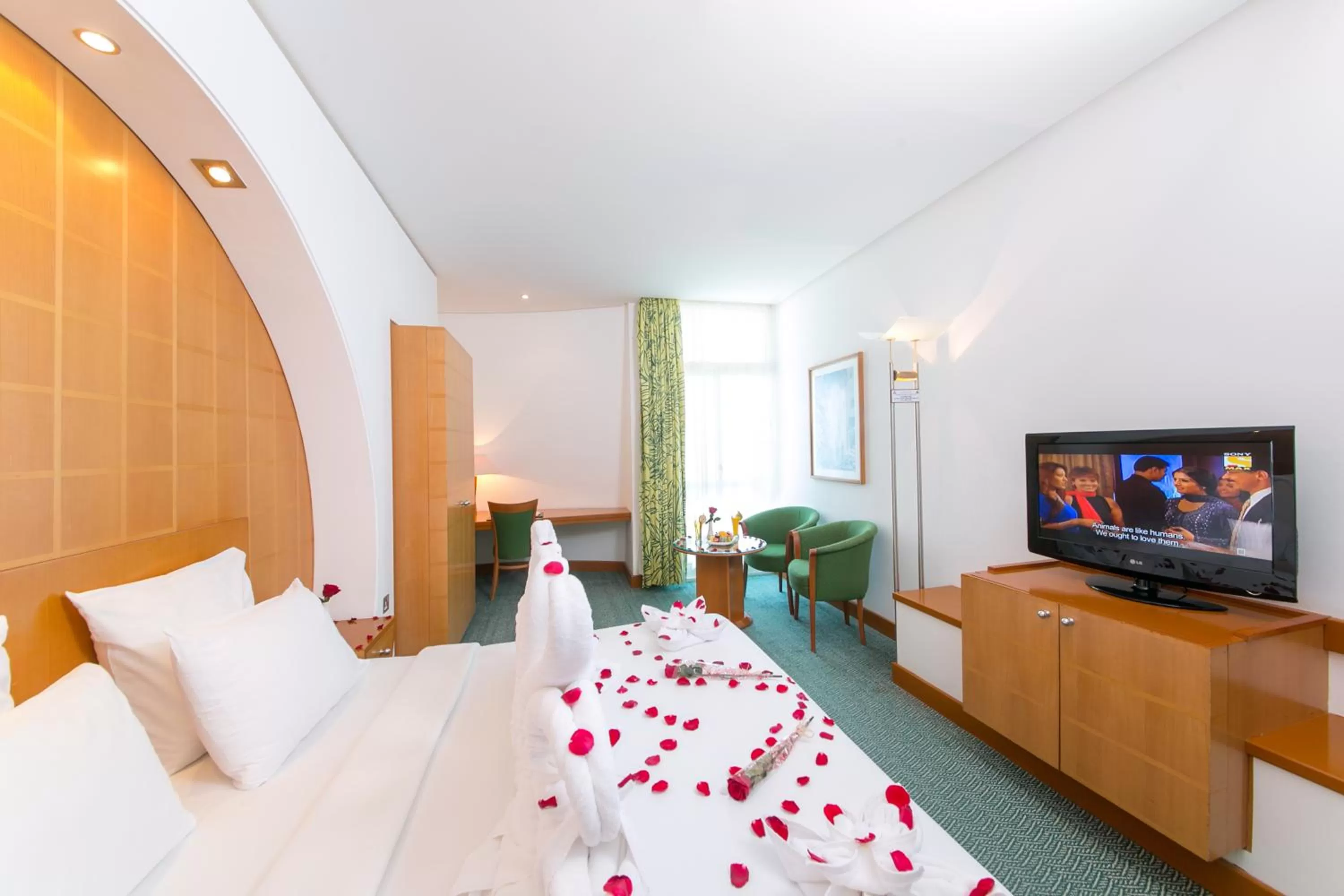 Swimming pool, Bed in Oryx Grand Hotel Jebel Hafeet