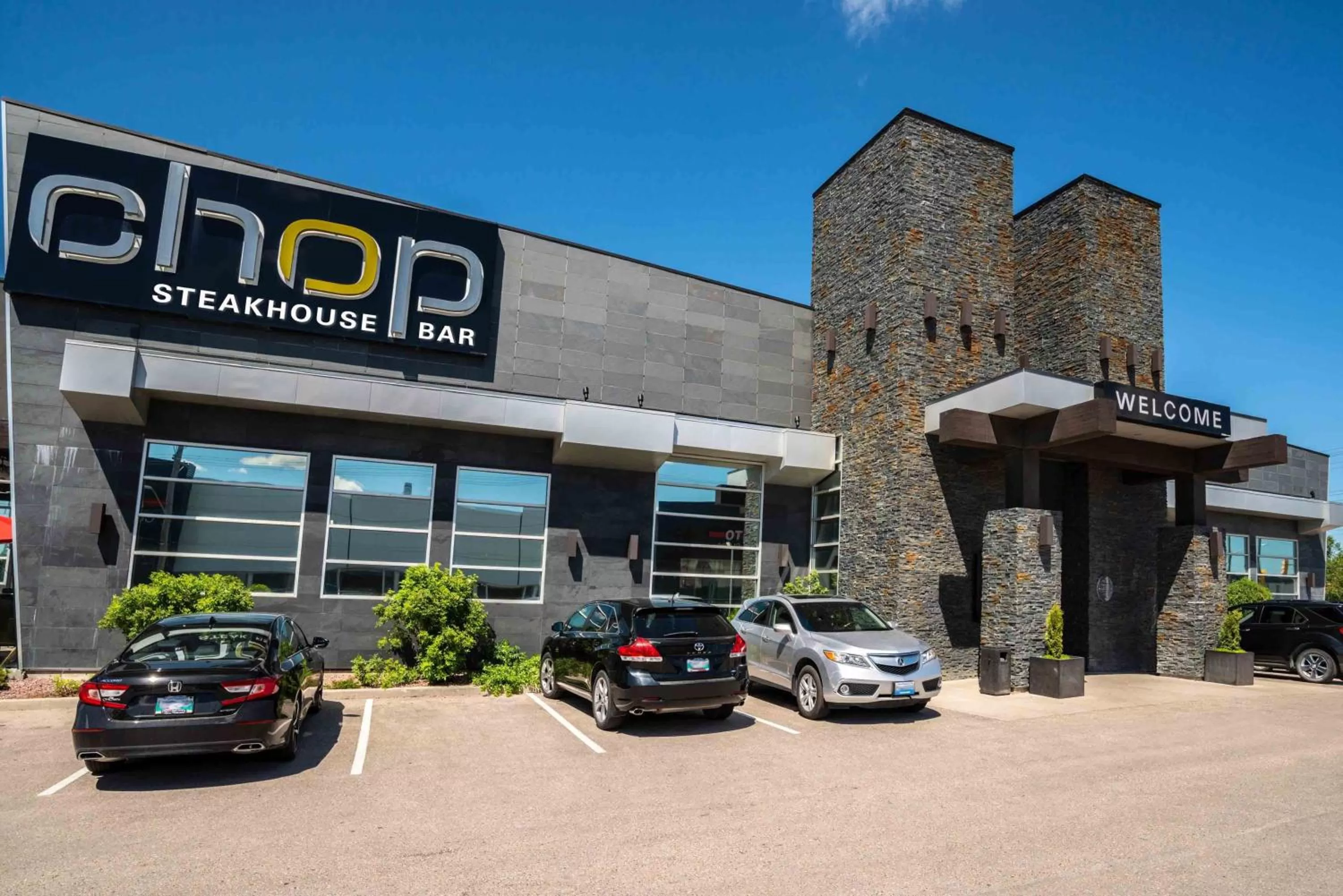 Restaurant/places to eat in Sandman Hotel & Suites Winnipeg Airport