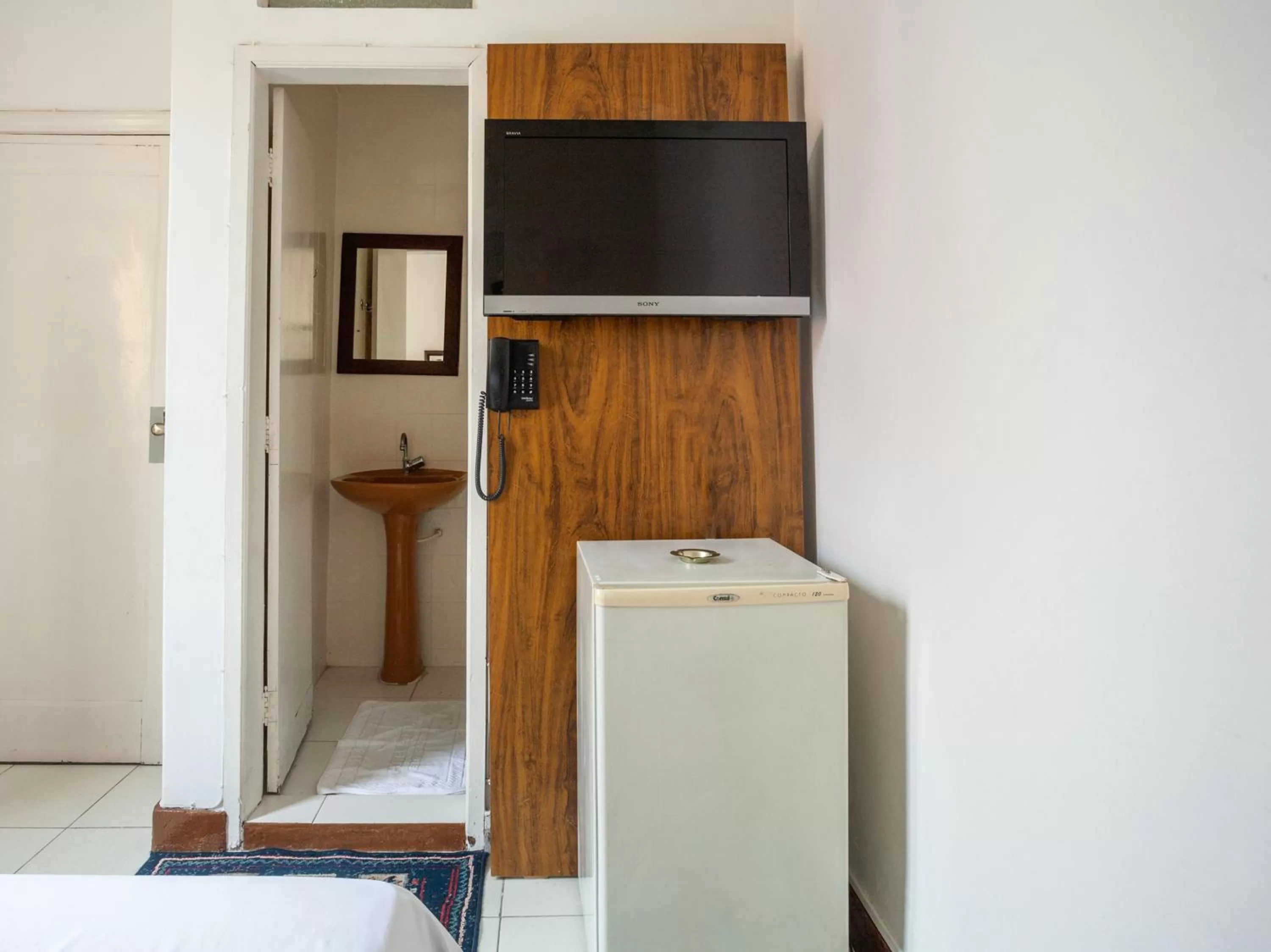 Bedroom, Kitchen/Kitchenette in Hotel Economy 888 - By UP Hotel - Próximo a Praça da Estação e Rodoviária