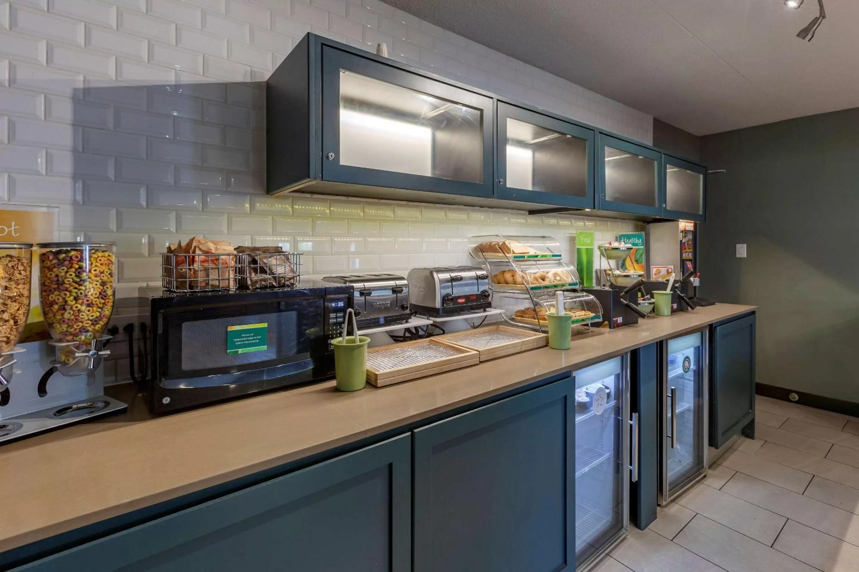 Breakfast in Quality Inn Airport West