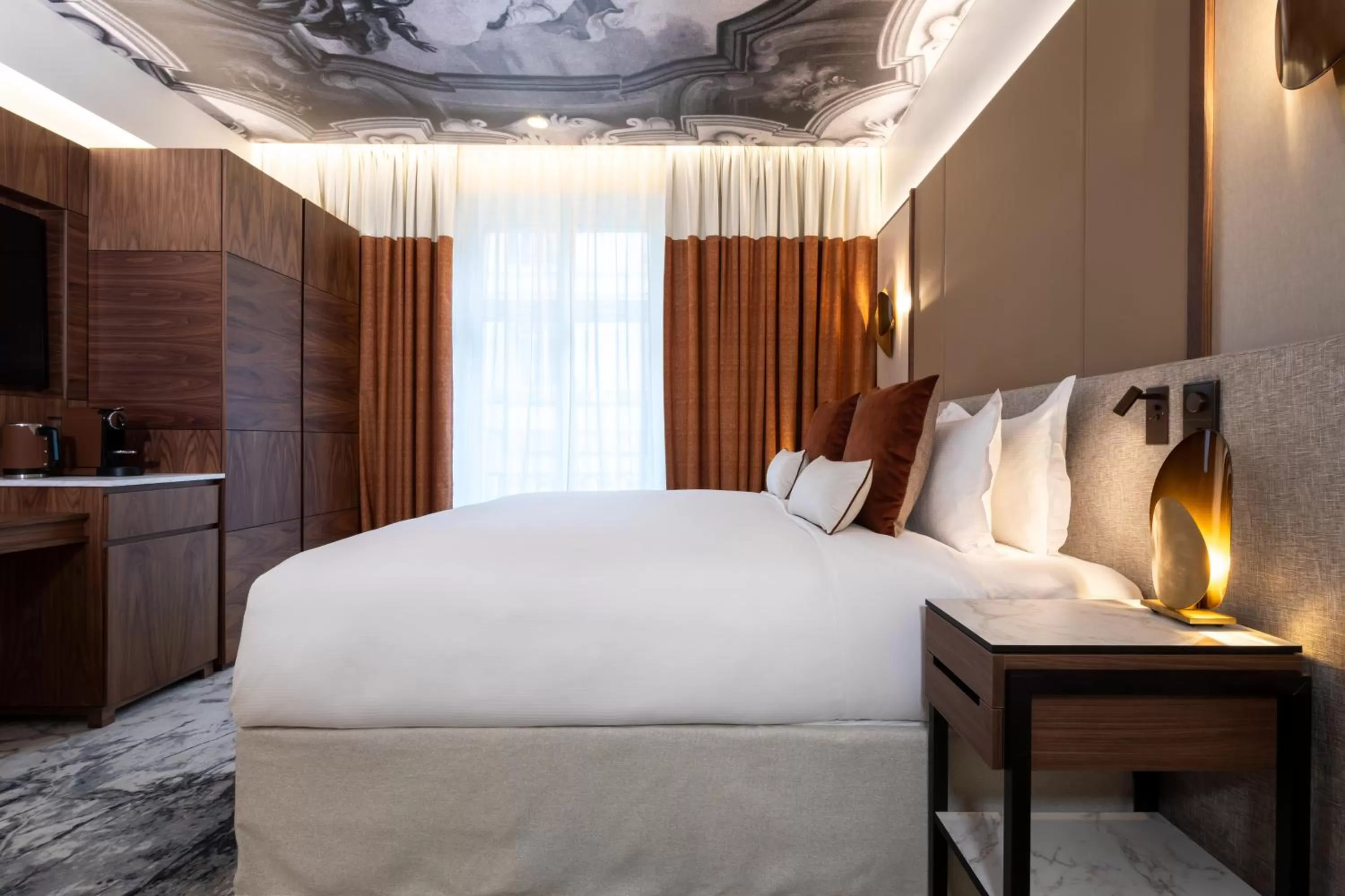 Photo of the whole room, Bed in InterContinental Paris Champs Elysées Etoile by IHG
