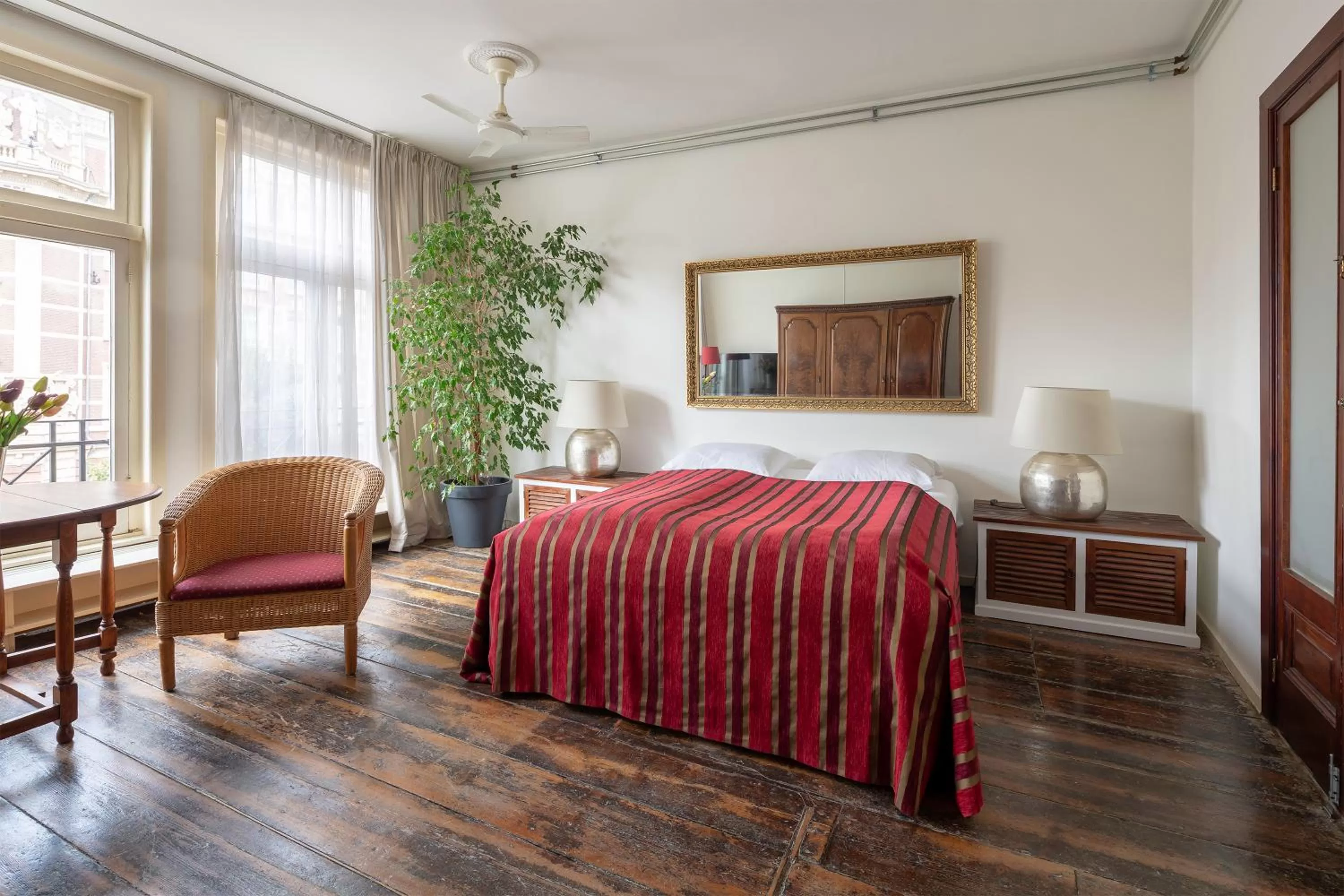 Living room, Bed in Amsterdam House Hotel