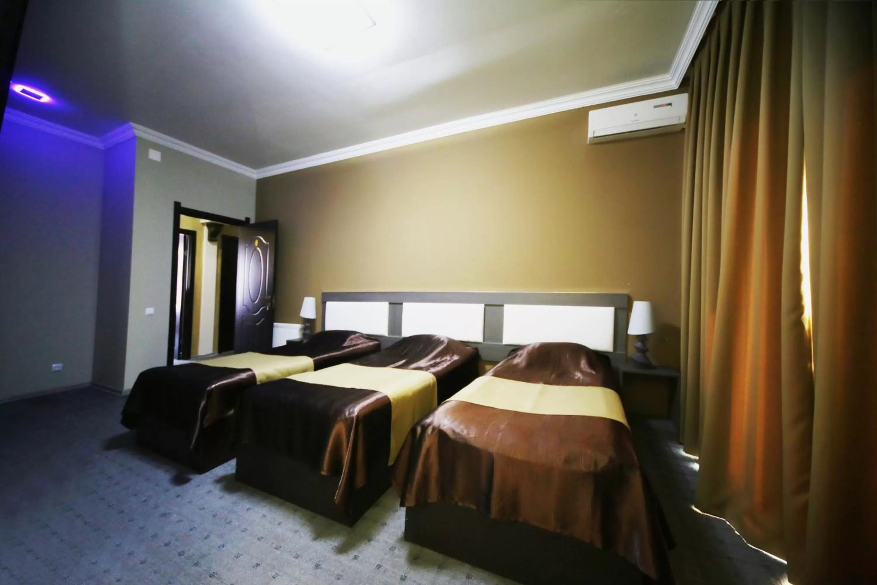 Other, Bed in Discovery Hotel