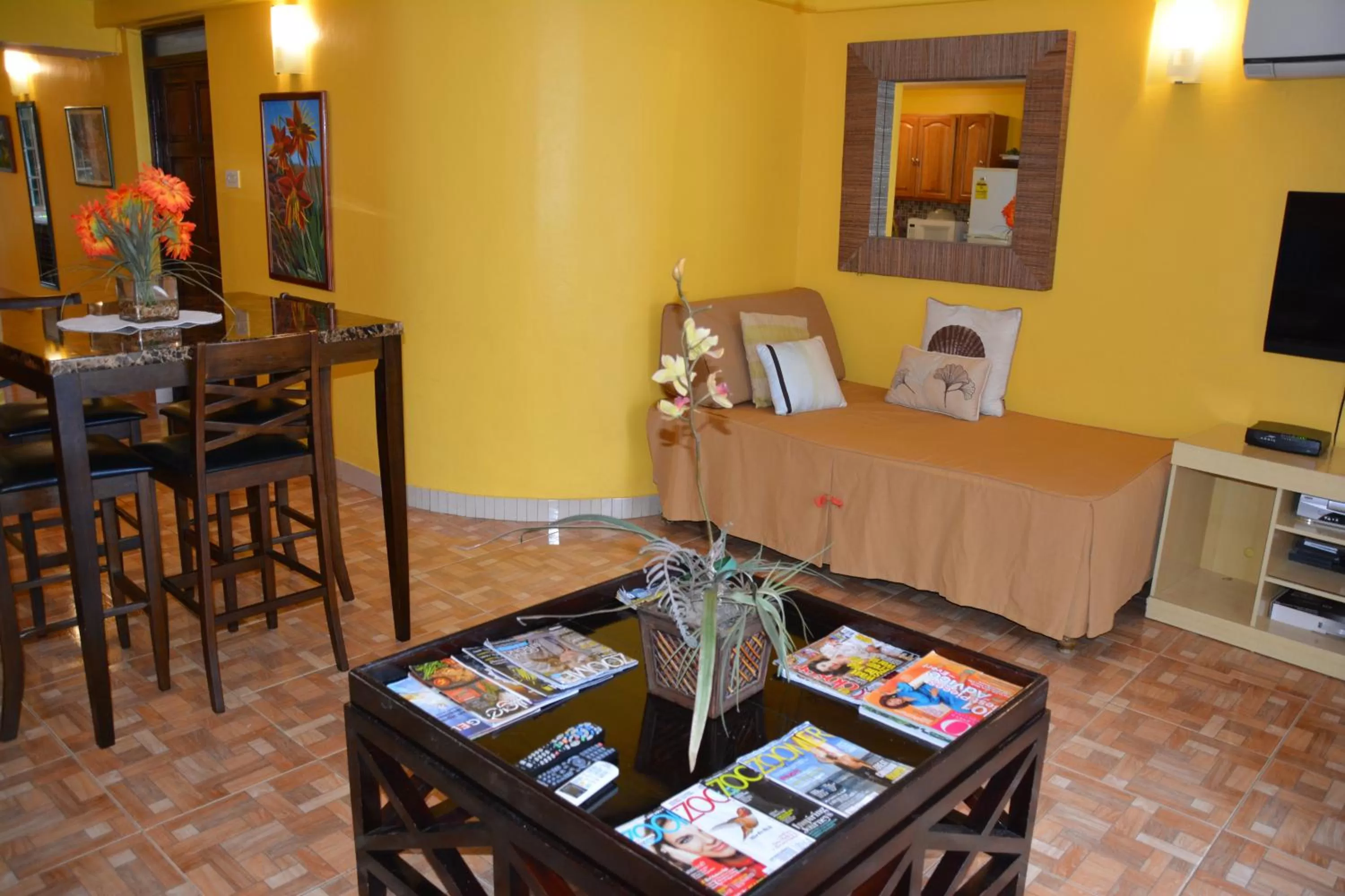 TV and multimedia in Seacastles by the beach/pool