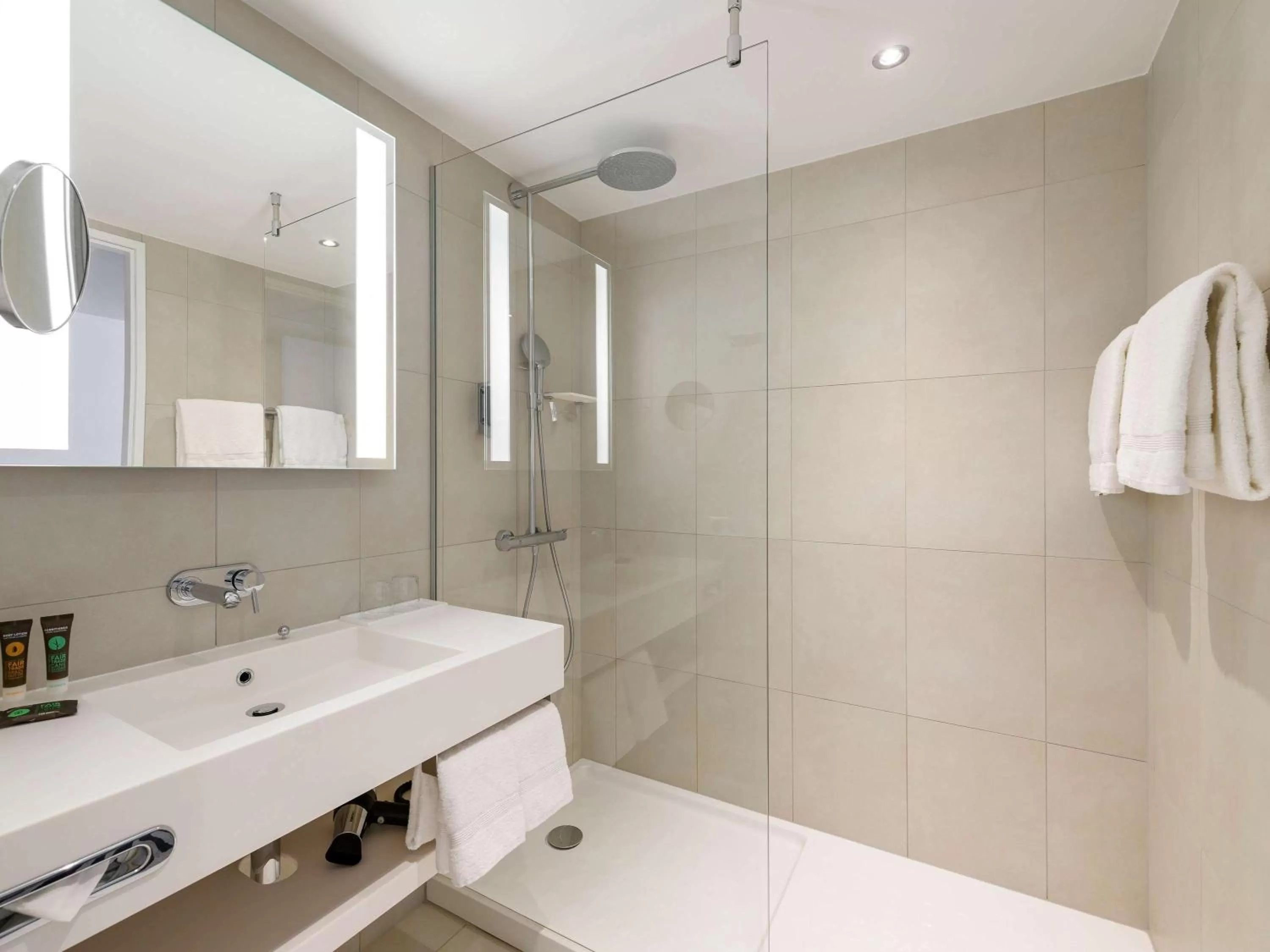 Photo of the whole room in Novotel Wien Hauptbahnhof