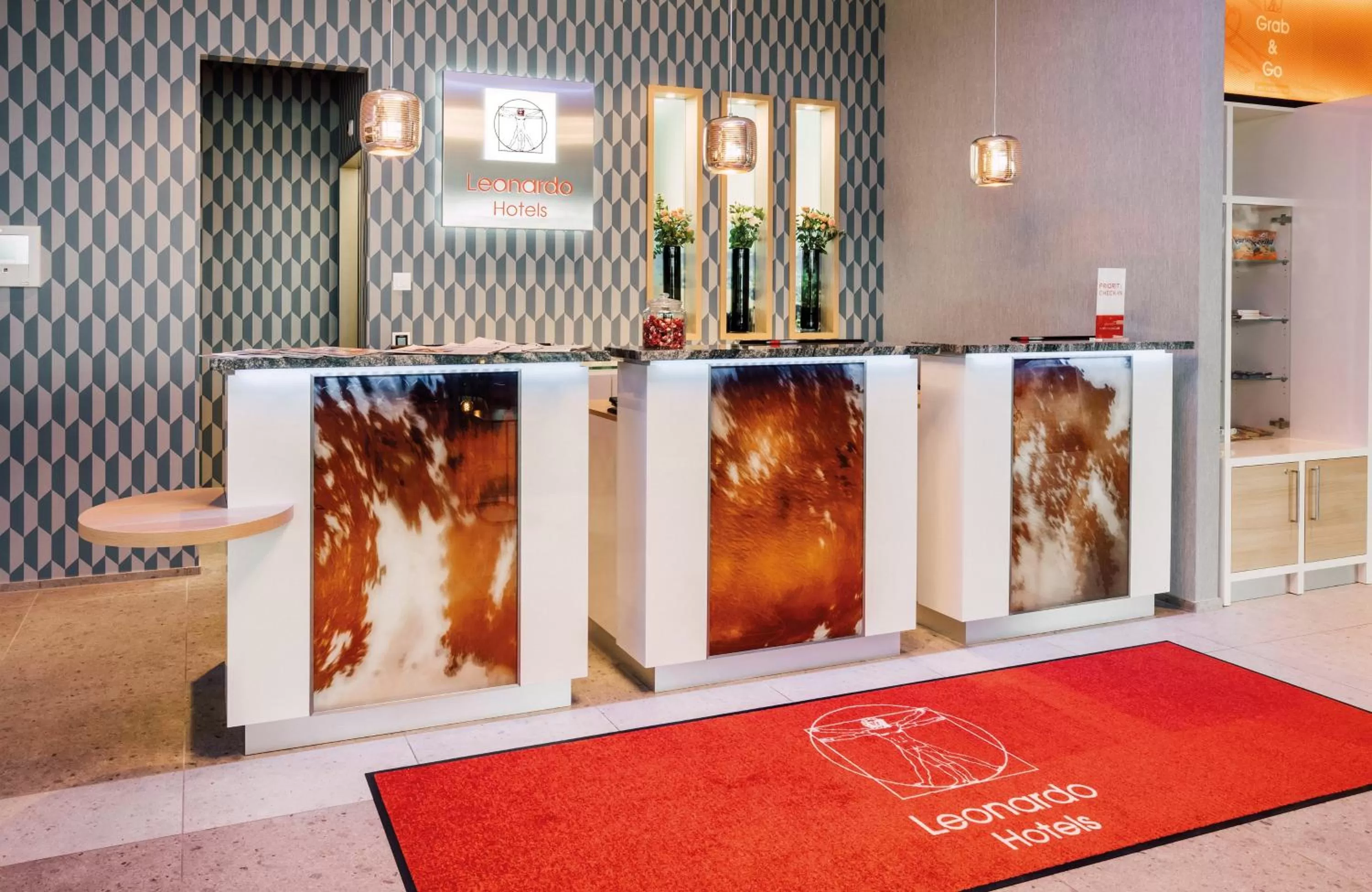 Lobby or reception in Leonardo Hotel Zurich Airport