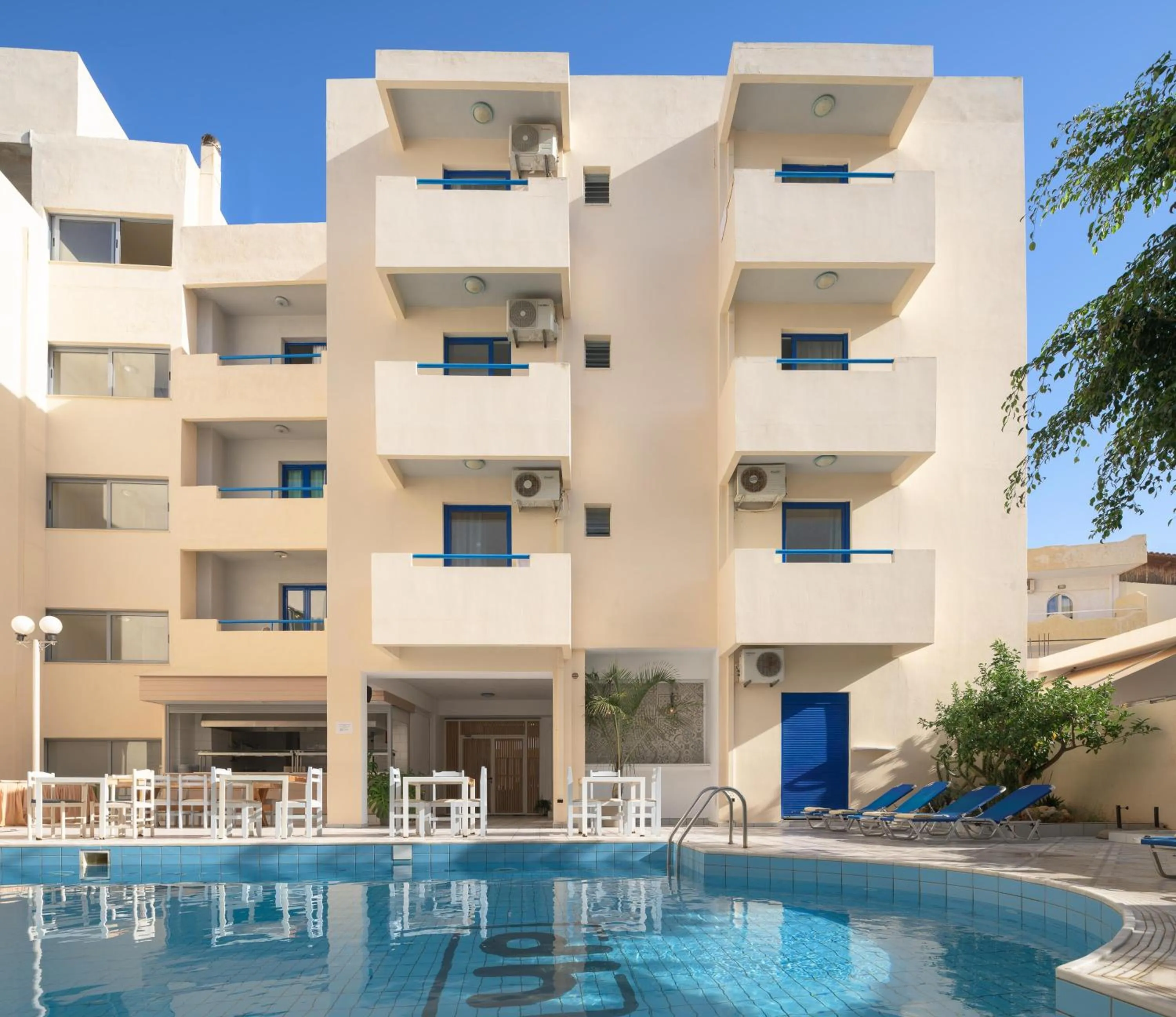 Swimming pool in Central Hersonissos Hotel