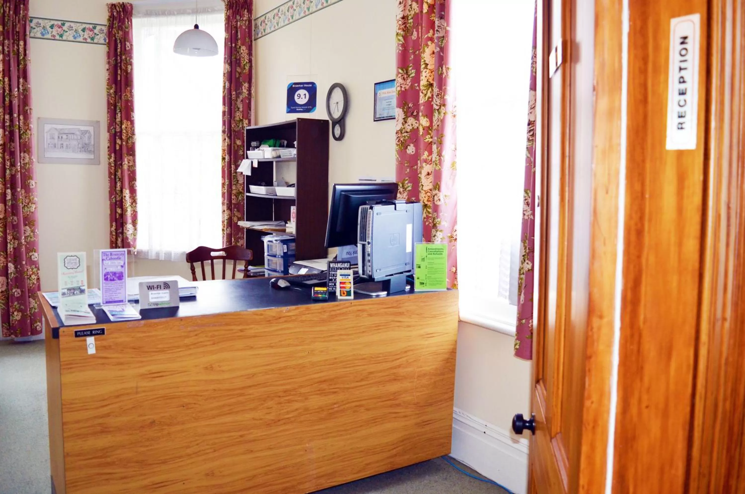 Lobby or reception in Braemar House B&B and YHA Hostel