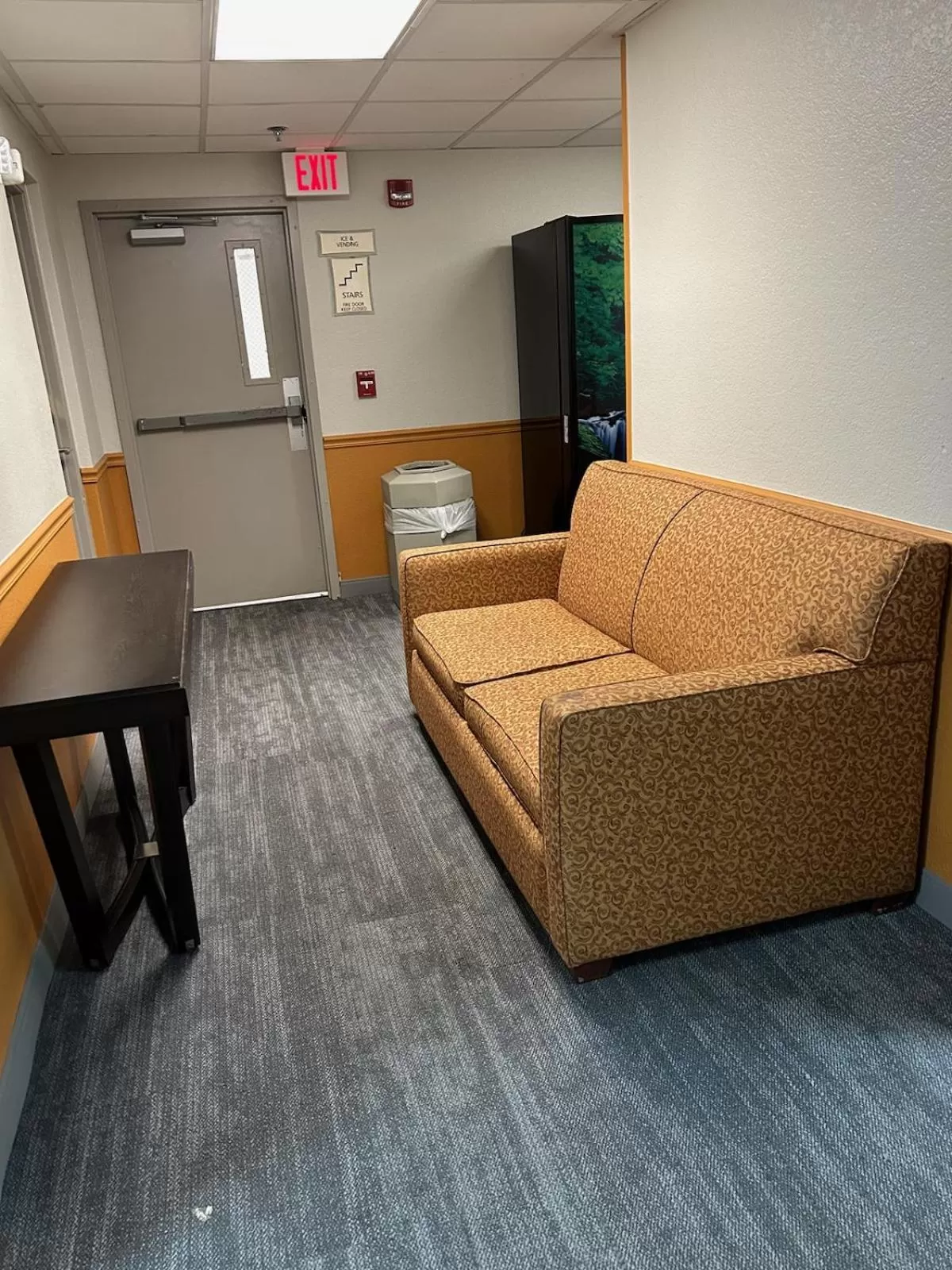 Seating area in La Quinta by Wyndham Orlando South