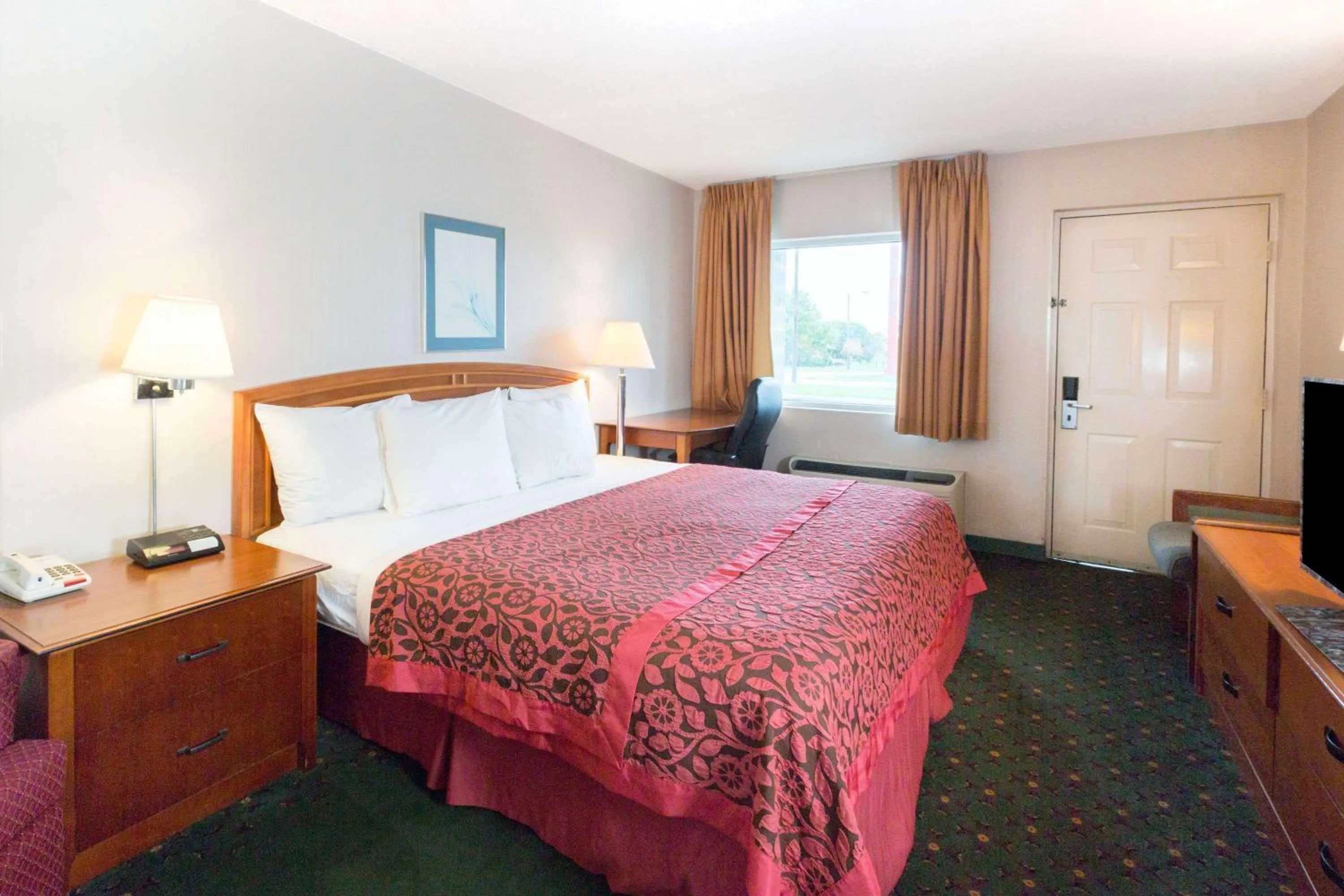 Photo of the whole room, Bed in Days Inn by Wyndham Richmond