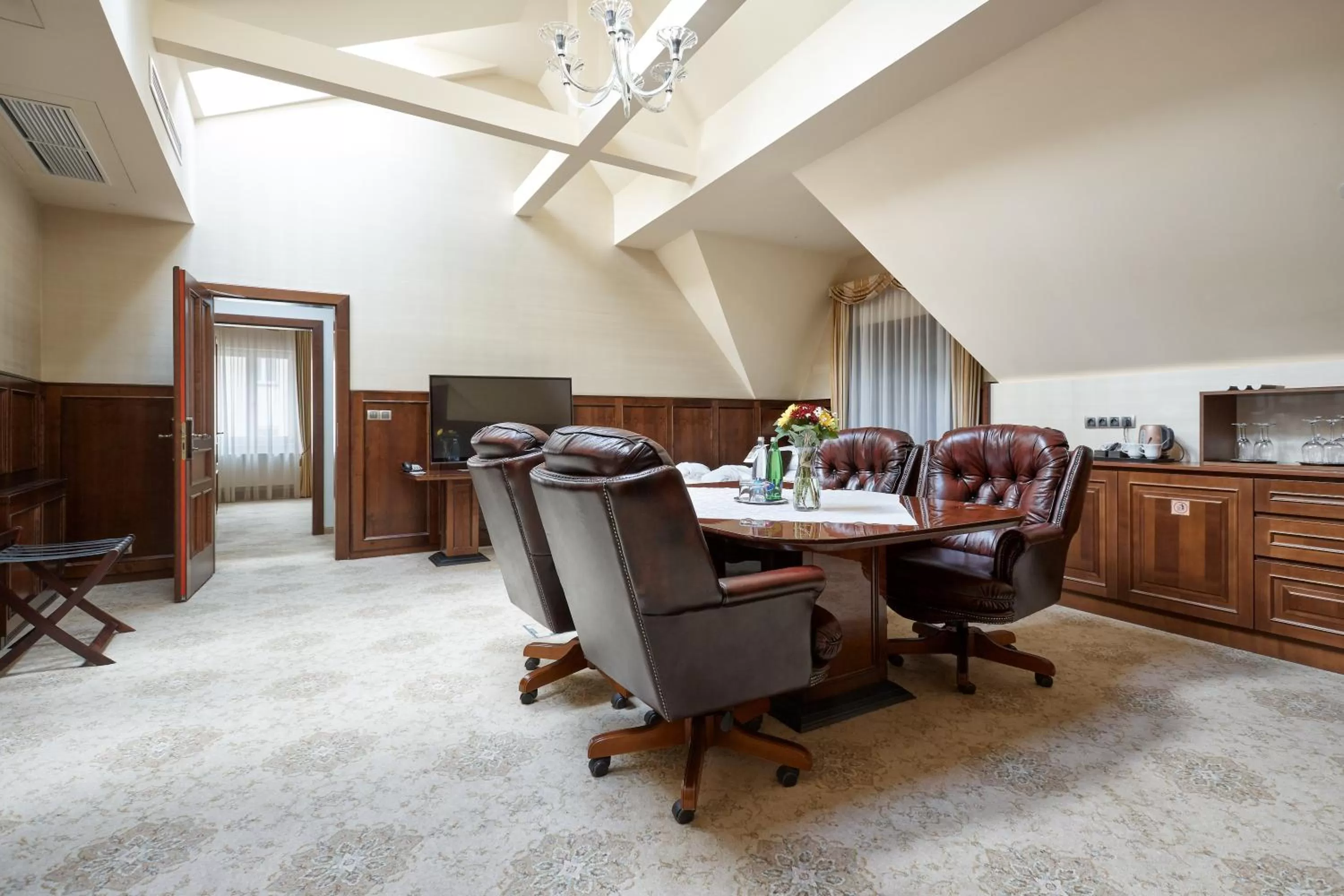 TV and multimedia in Hotel Romance